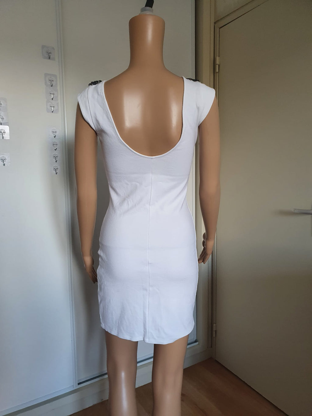 Robe Courte Blanche Moulante Épaules Bijoux & Dos Nu Plongant - Élégance & Chic T36