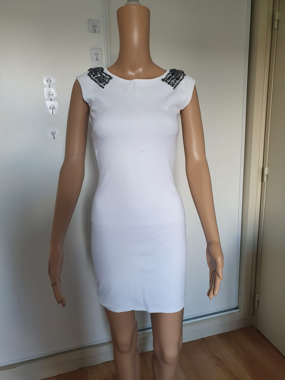Robe Courte Blanche Moulante Épaules Bijoux & Dos Nu Plongant - Élégance & Chic T36