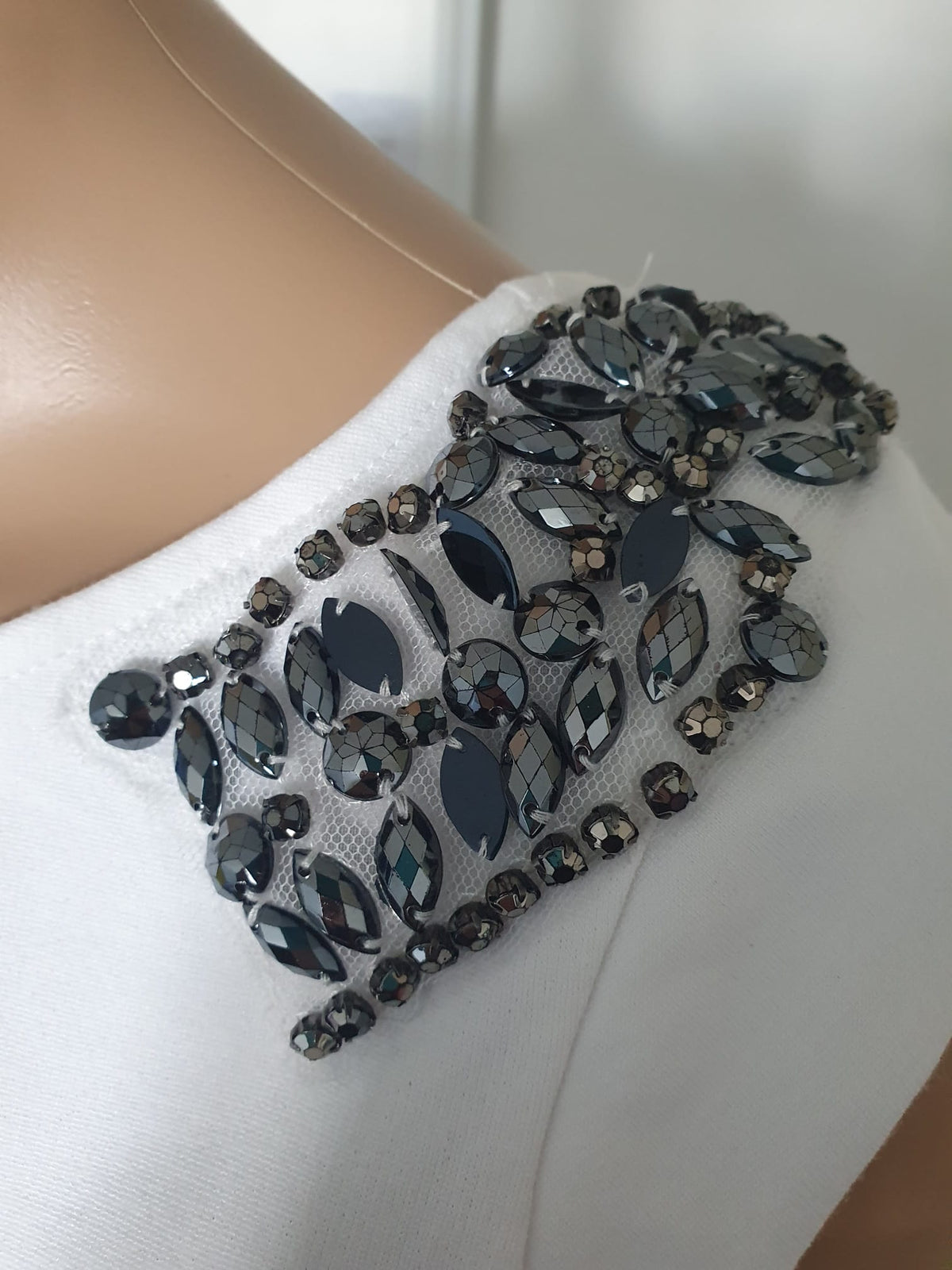 Robe Courte Blanche Moulante Épaules Bijoux & Dos Nu Plongant - Élégance & Chic T36