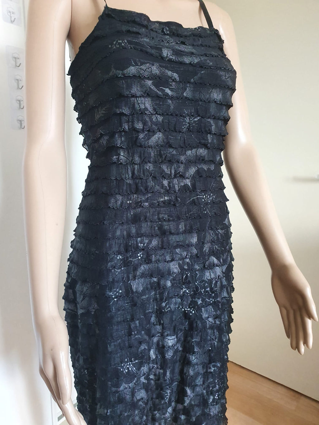 Robe Courte Noire en Dentelle et Volants – L'Élégance Chic & Glamour T36