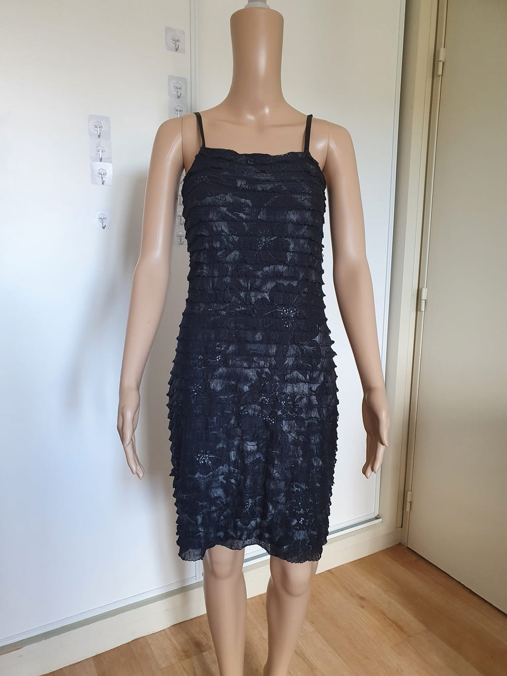Robe Courte Noire en Dentelle et Volants – L'Élégance Chic & Glamour T36