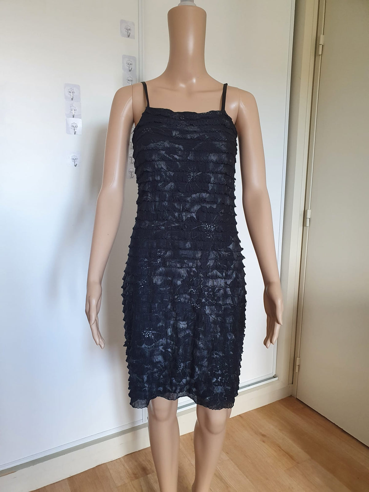 Robe Courte Noire en Dentelle et Volants – L'Élégance Chic & Glamour T36