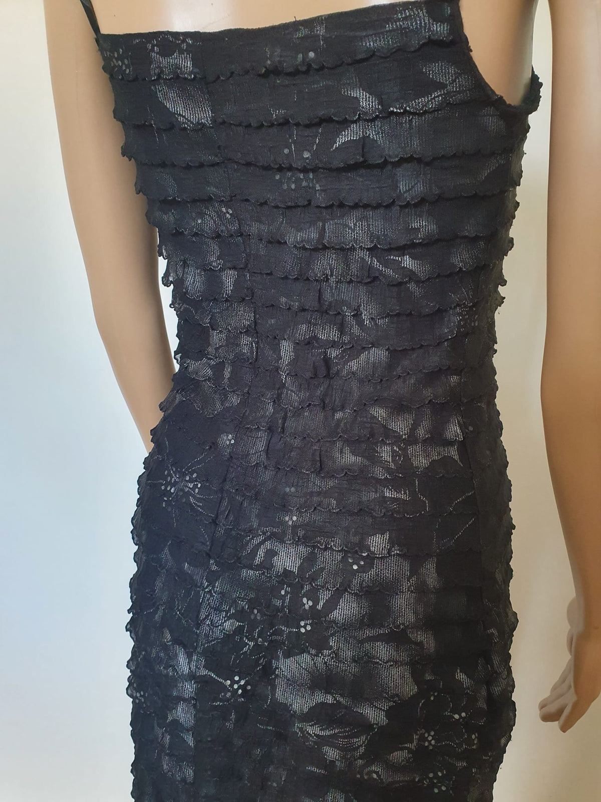 Robe Courte Noire en Dentelle et Volants – L'Élégance Chic & Glamour T36