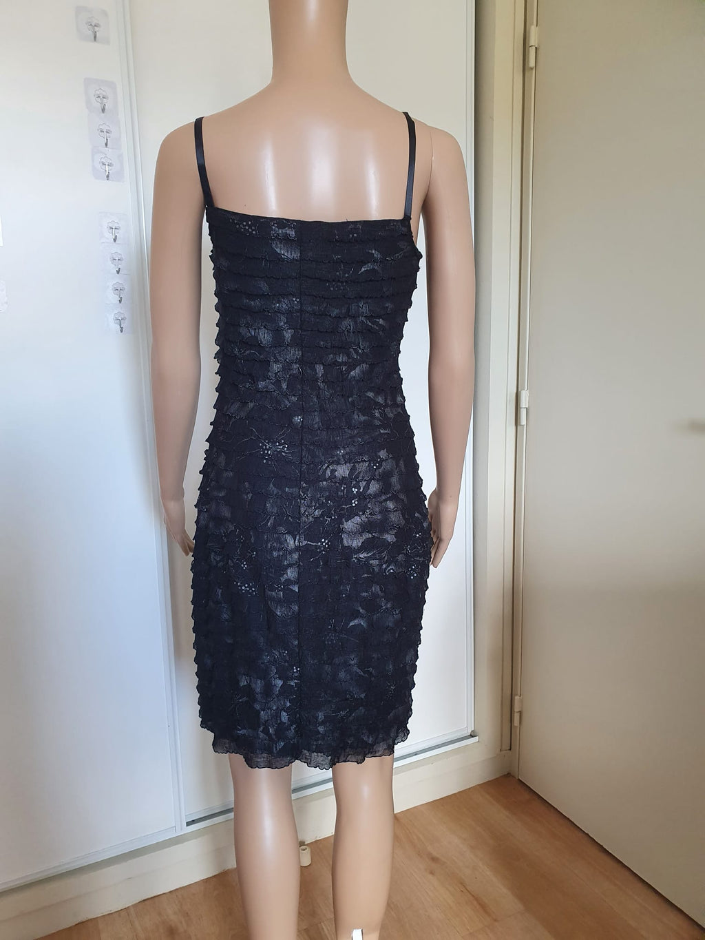 Robe Courte Noire en Dentelle et Volants – L'Élégance Chic & Glamour T36