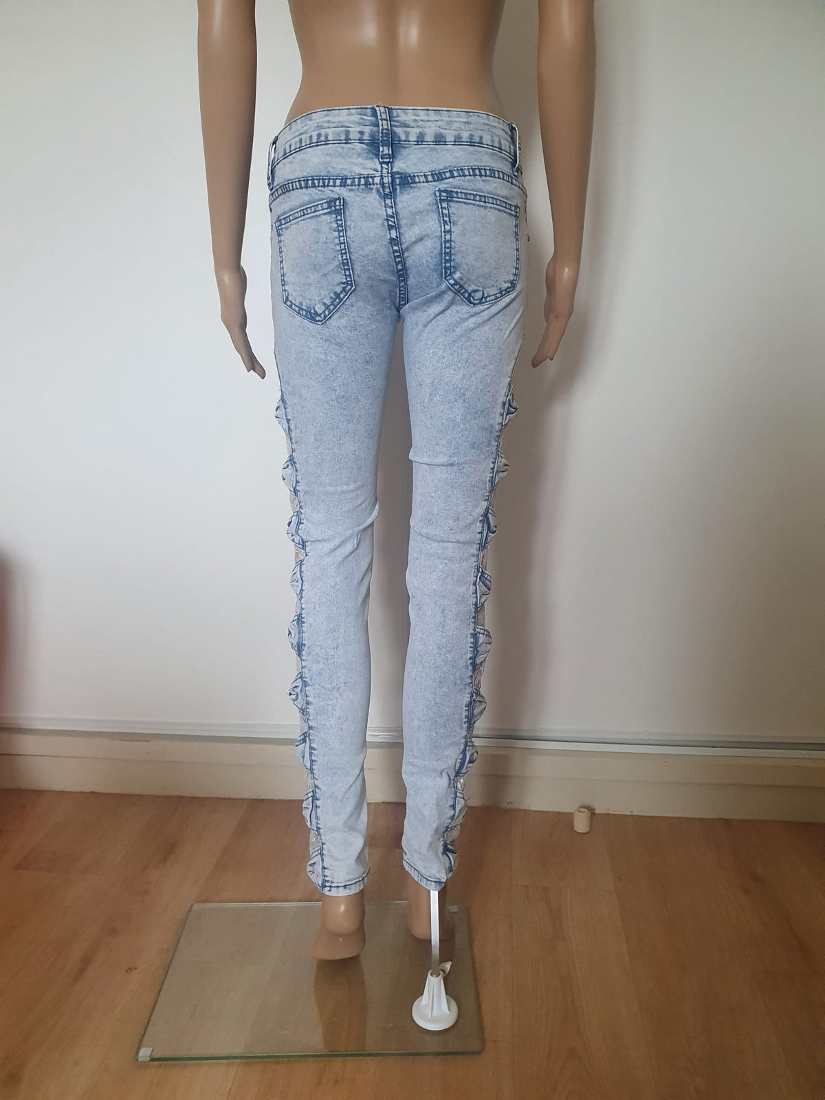Jean Slim Snow Wash Femme avec Dentelle & Noeuds Latéraux – Miss RJ (Taille 34 / XS)