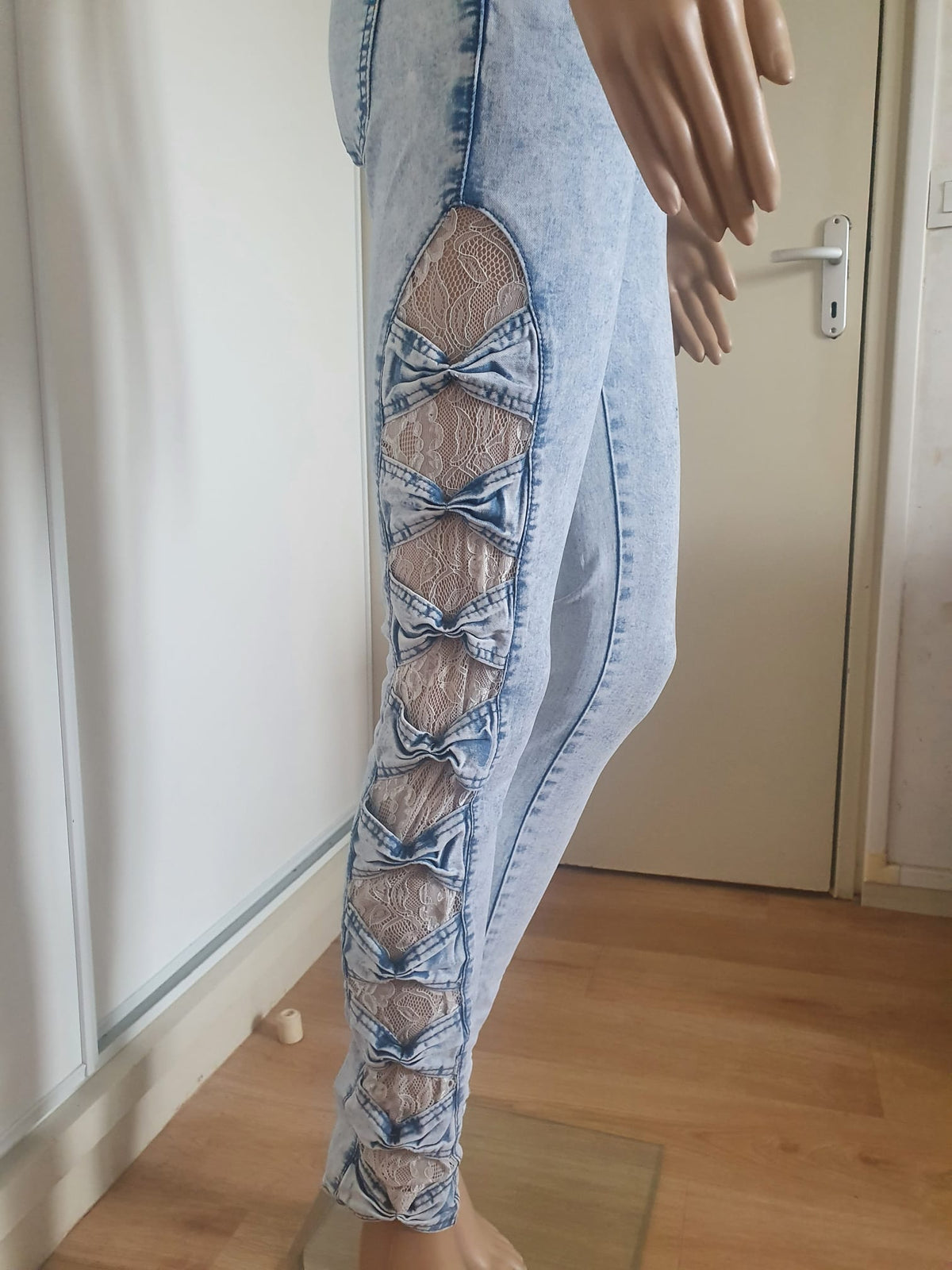 Jean Slim Snow Wash Femme avec Dentelle & Noeuds Latéraux – Miss RJ (Taille 34 / XS)