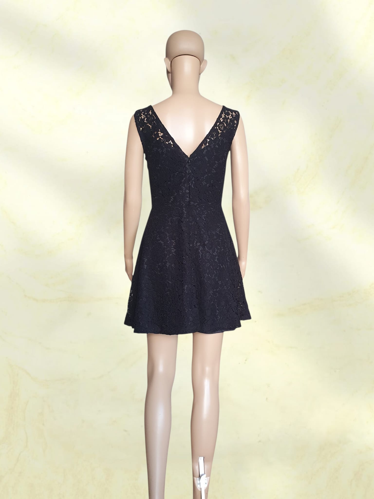 Détail dos décolleté en V robe dentelle noire