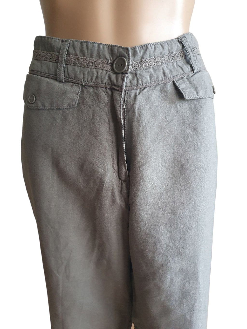 Détail dentelle sur ceinture de pantalon fluide d'été en fibre naturelle 