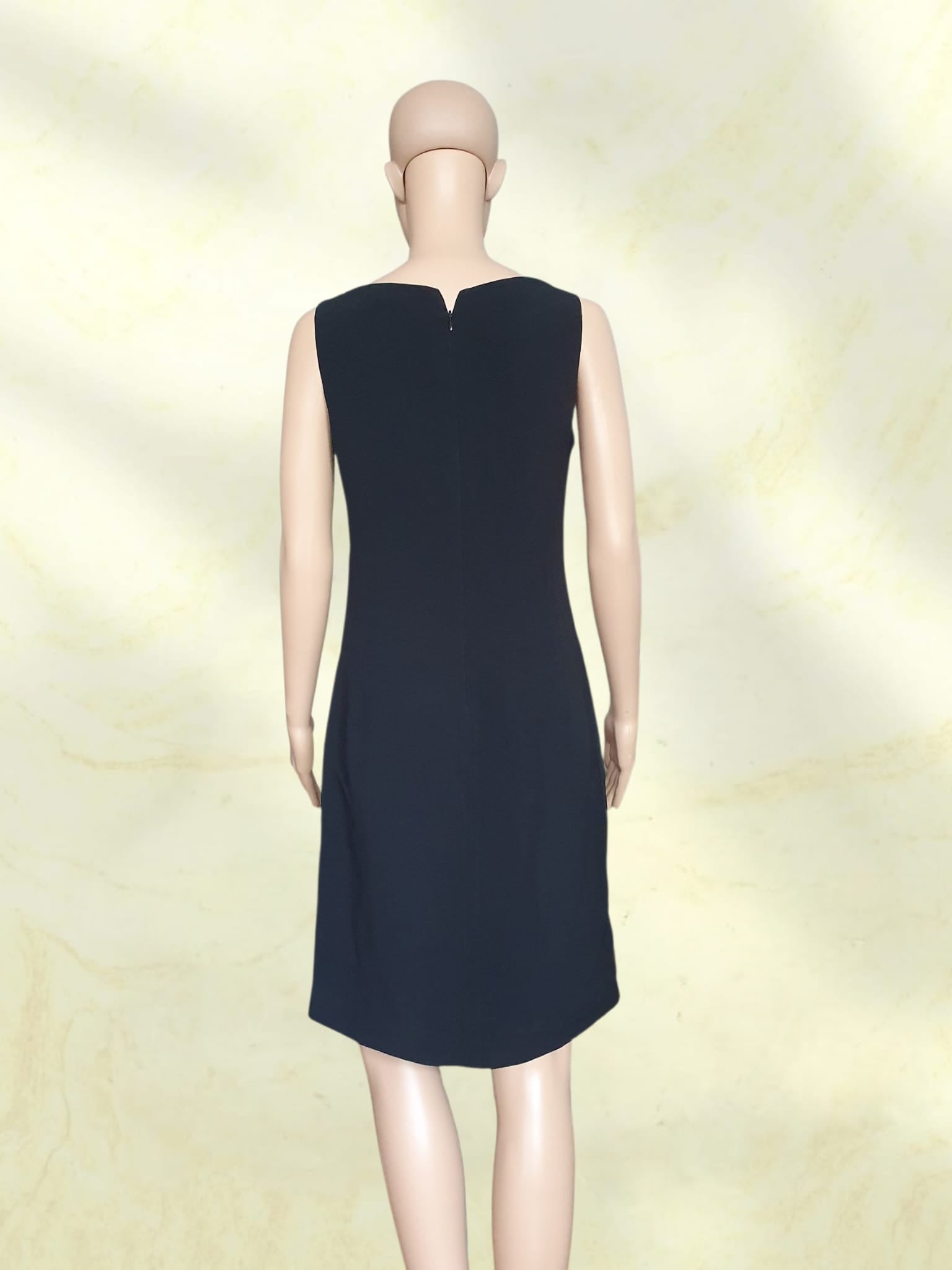 Dos robe noire Apostrophe avec zip invisible et coupe ajustée.
