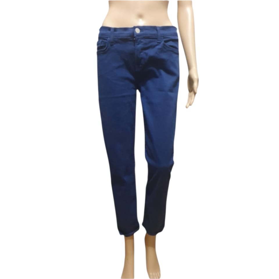 Jeans J Brand modèle Rail pour femme, coupe droite ajustée coloris bleu indigo saturé, denim de luxe fabriqué aux USA.