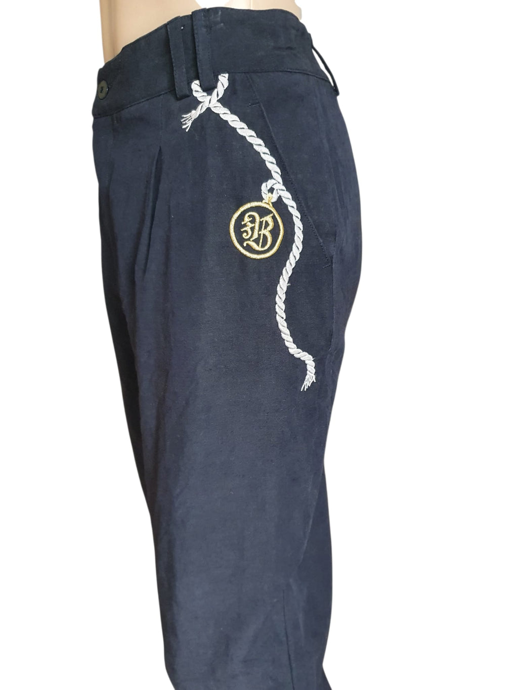 Pantalon Burberrys vintage bleu marine avec broderie blason Boutique Tieco" ou "Détail étiquette Burberrys Spain SAE lin et viscose".