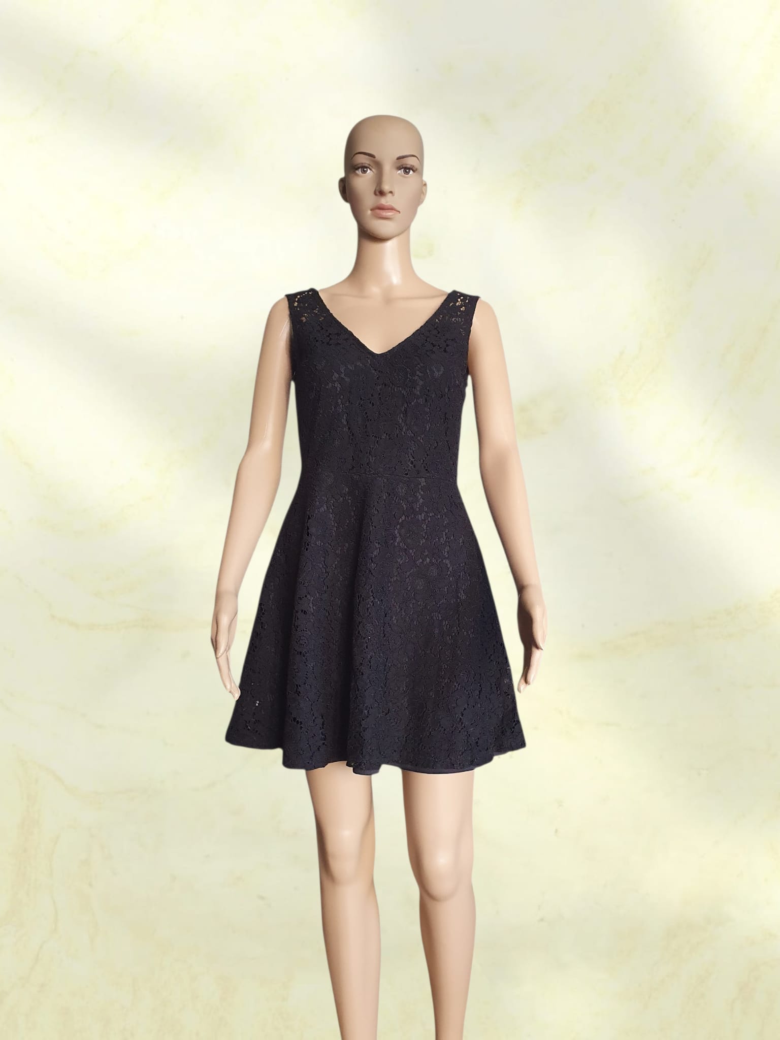 Robe courte noire en dentelle vue de face sur mannequin