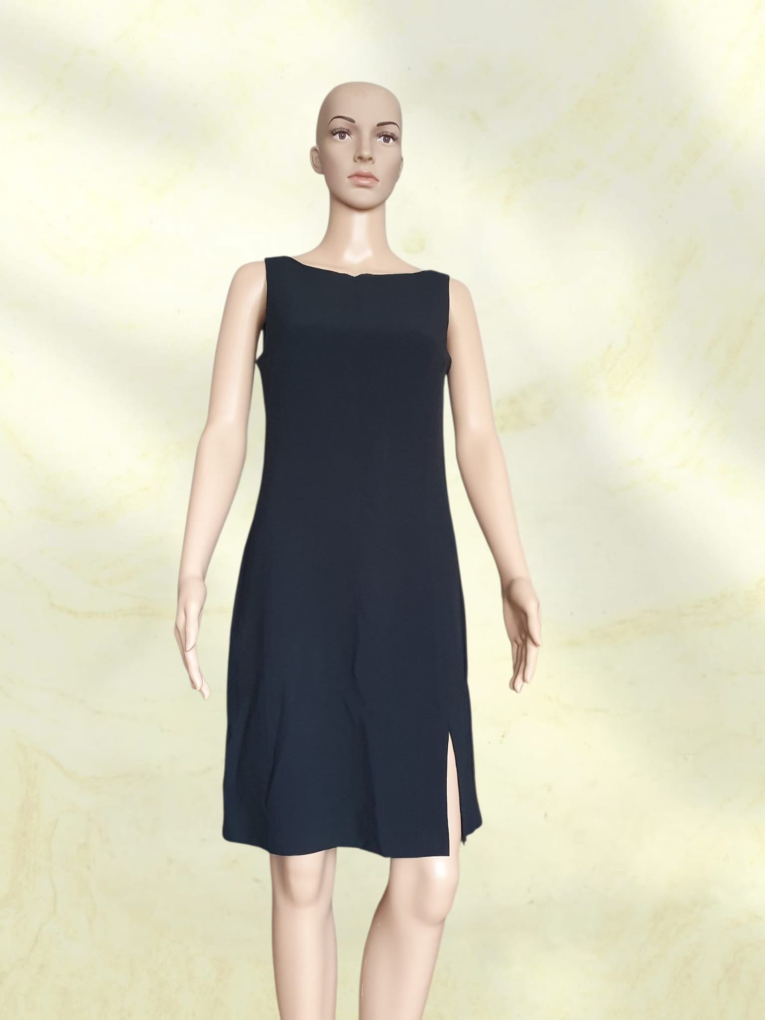Robe noire fourreau sans manches Apostrophe taille 38 col bateau.