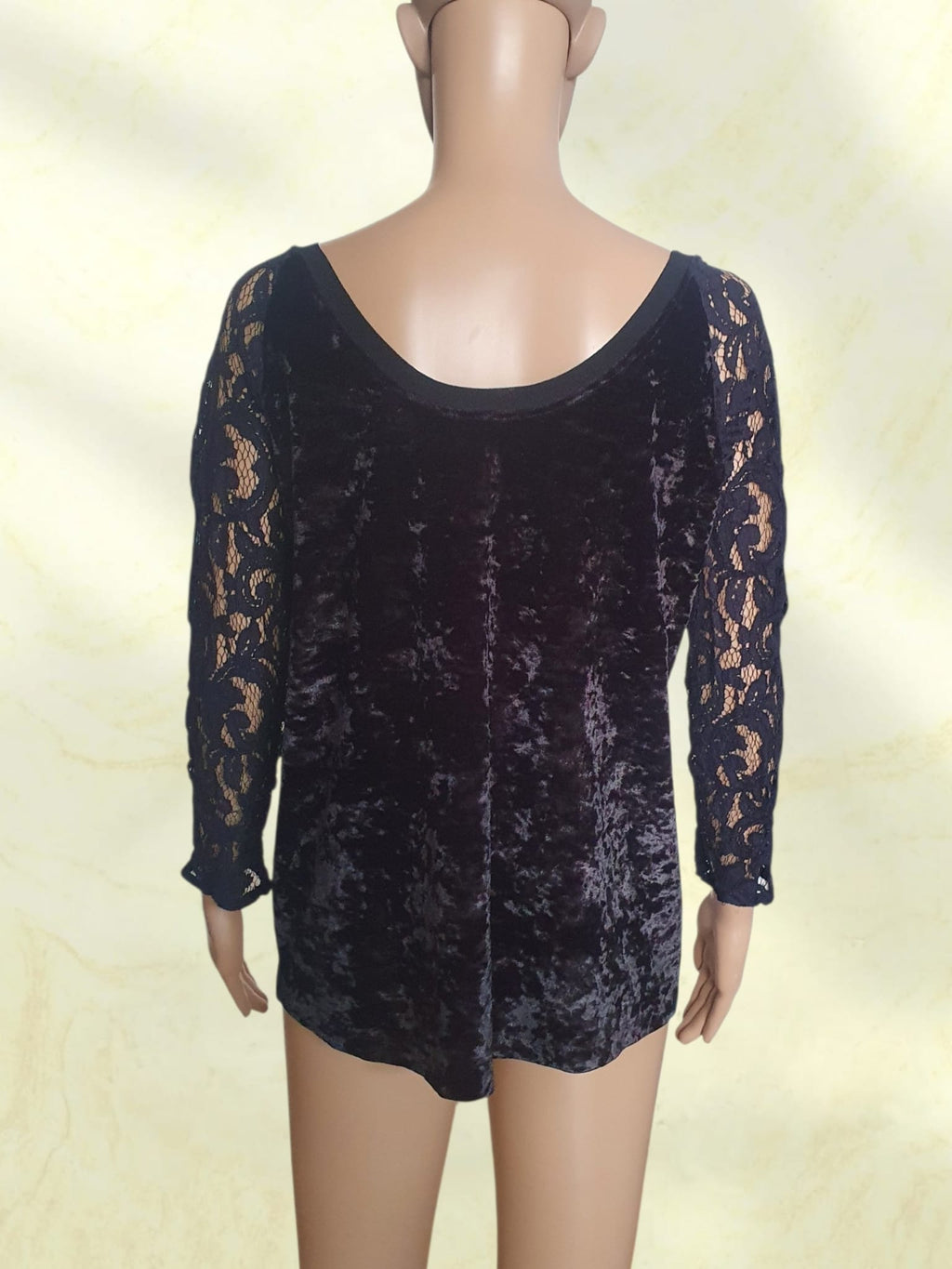 Haut Chic Noir Bi-Matière : Velours Froissé et Manches en Dentelle Florale - One Step - Taille 38