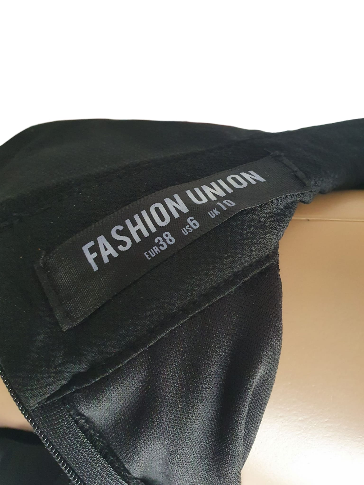 Robe Noire Épaules Dénudées Fashion Union - Coupe Fluide & Chic T38 (M)
