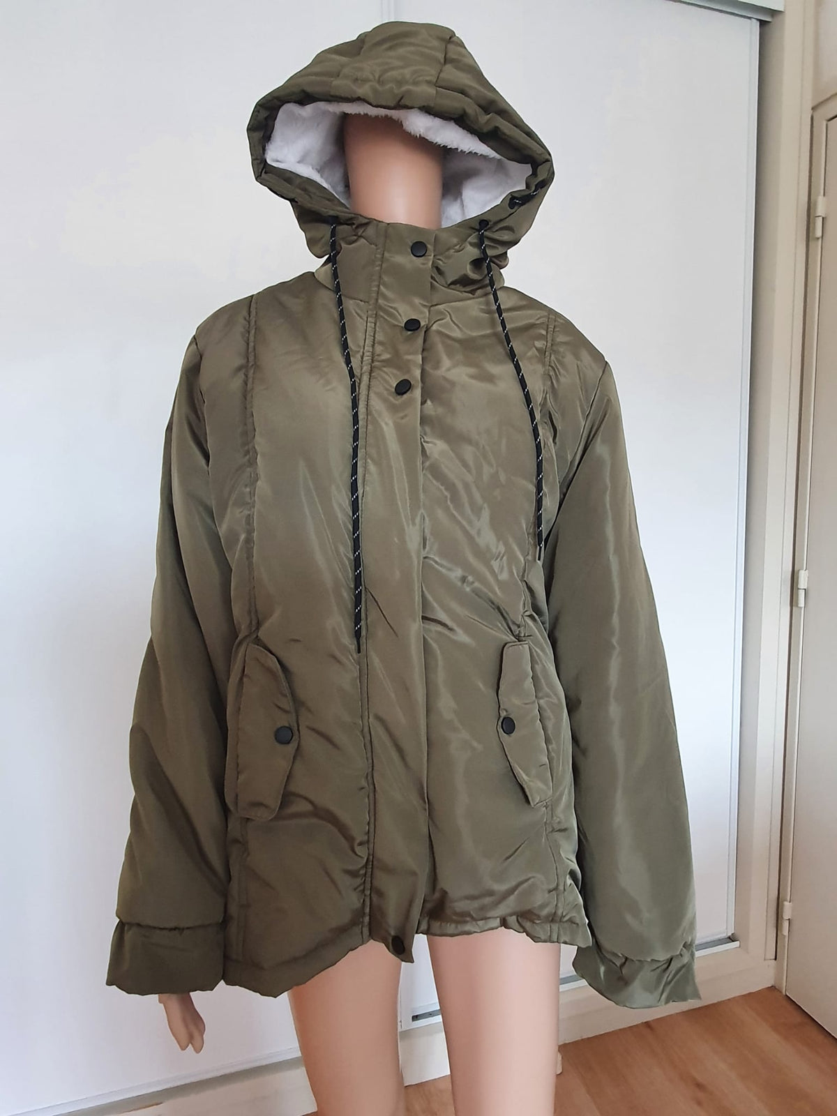 Parka Kaki à Capuche Fourrée – Le Manteau Chaud et Tendance de l'Hiver T40