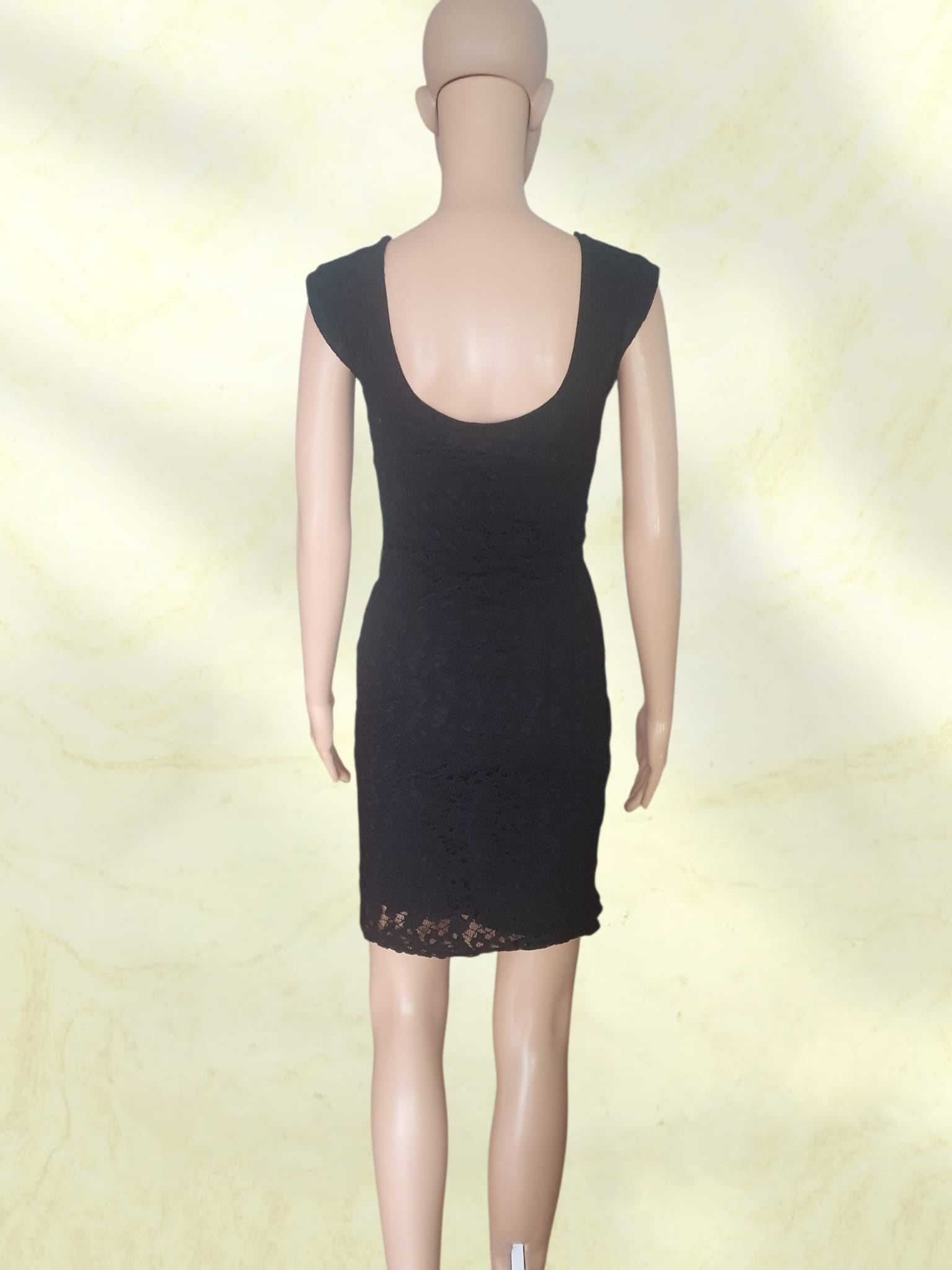 Petite Robe Noire en Dentelle Fleurie – Coupe Ajustée & Dos Échancré – T34