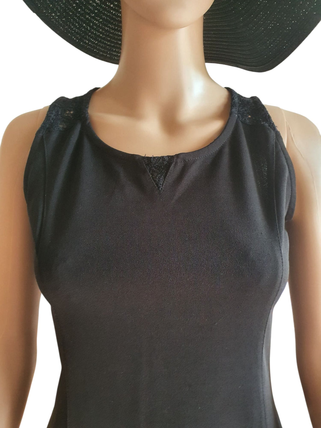 Élégante Petite Robe Noire - Détails Dentelle et Dos Travaillé T36
