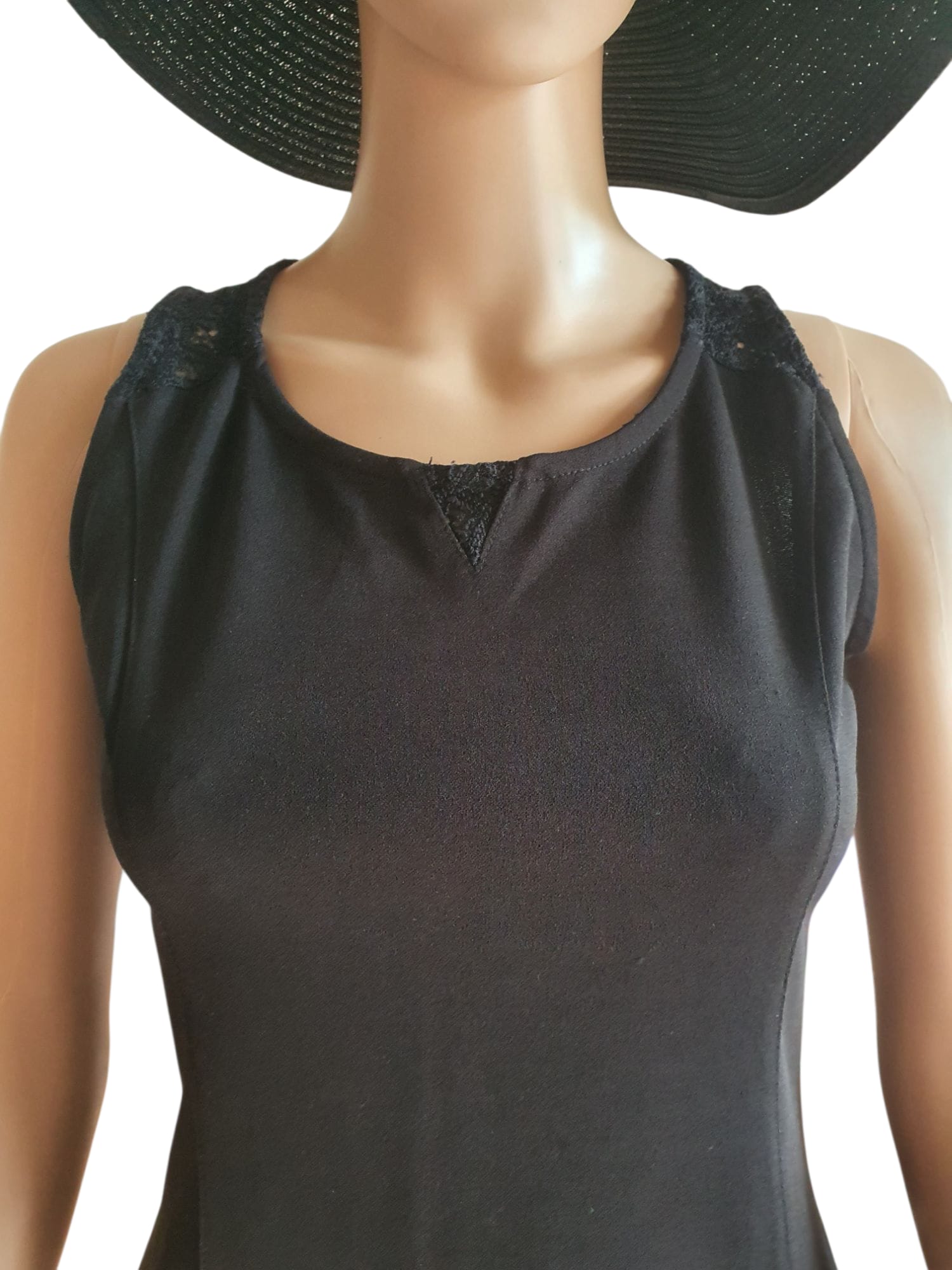 Élégante Petite Robe Noire - Détails Dentelle et Dos Travaillé T36