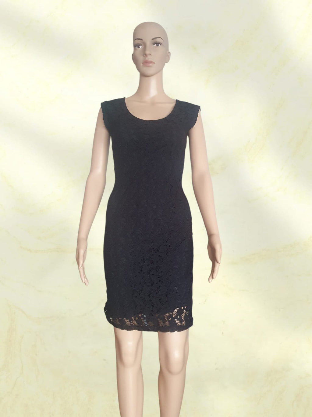 Petite Robe Noire en Dentelle Fleurie – Coupe Ajustée & Dos Échancré – T34