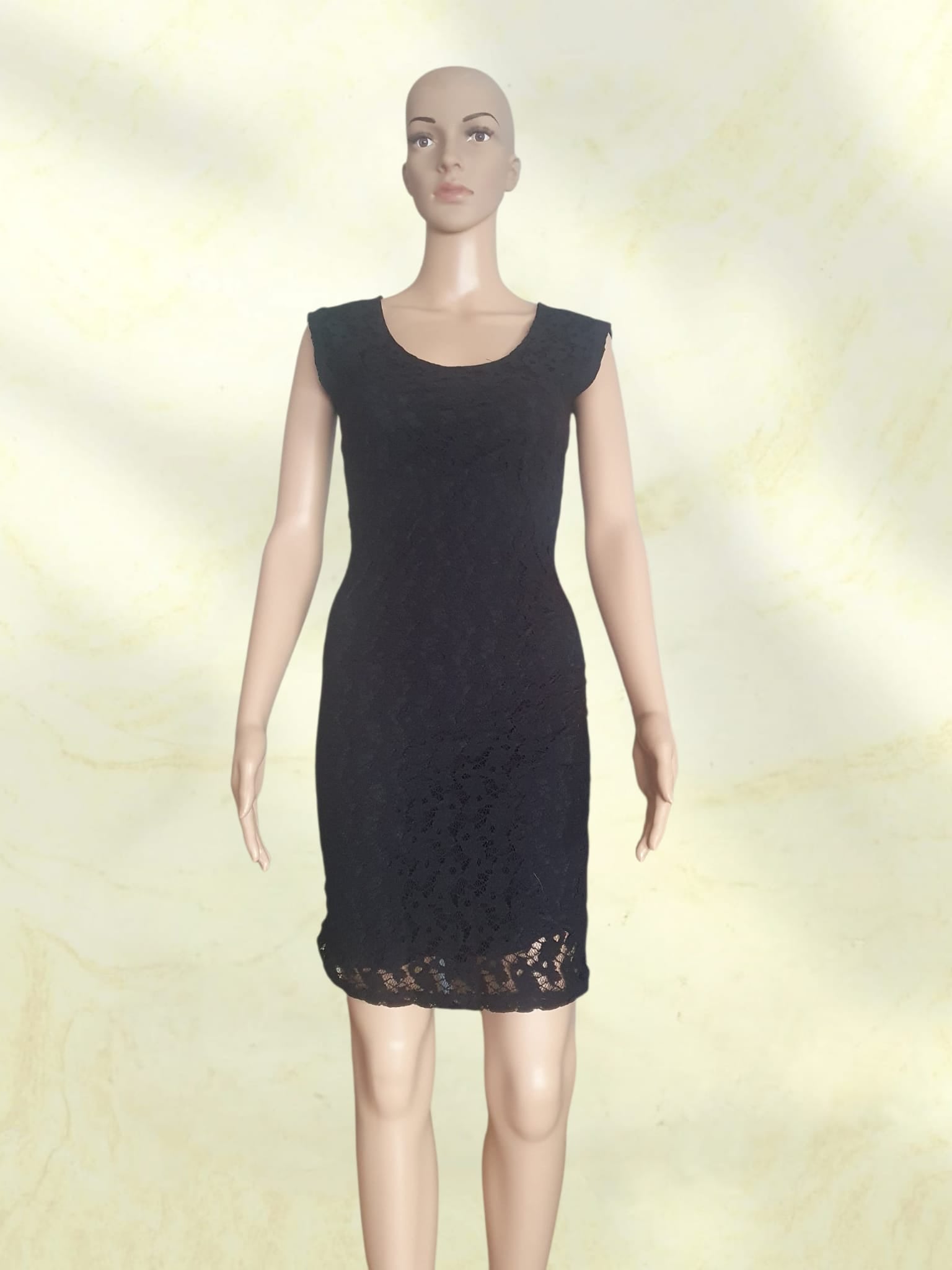 Petite Robe Noire en Dentelle Fleurie – Coupe Ajustée & Dos Échancré – T34