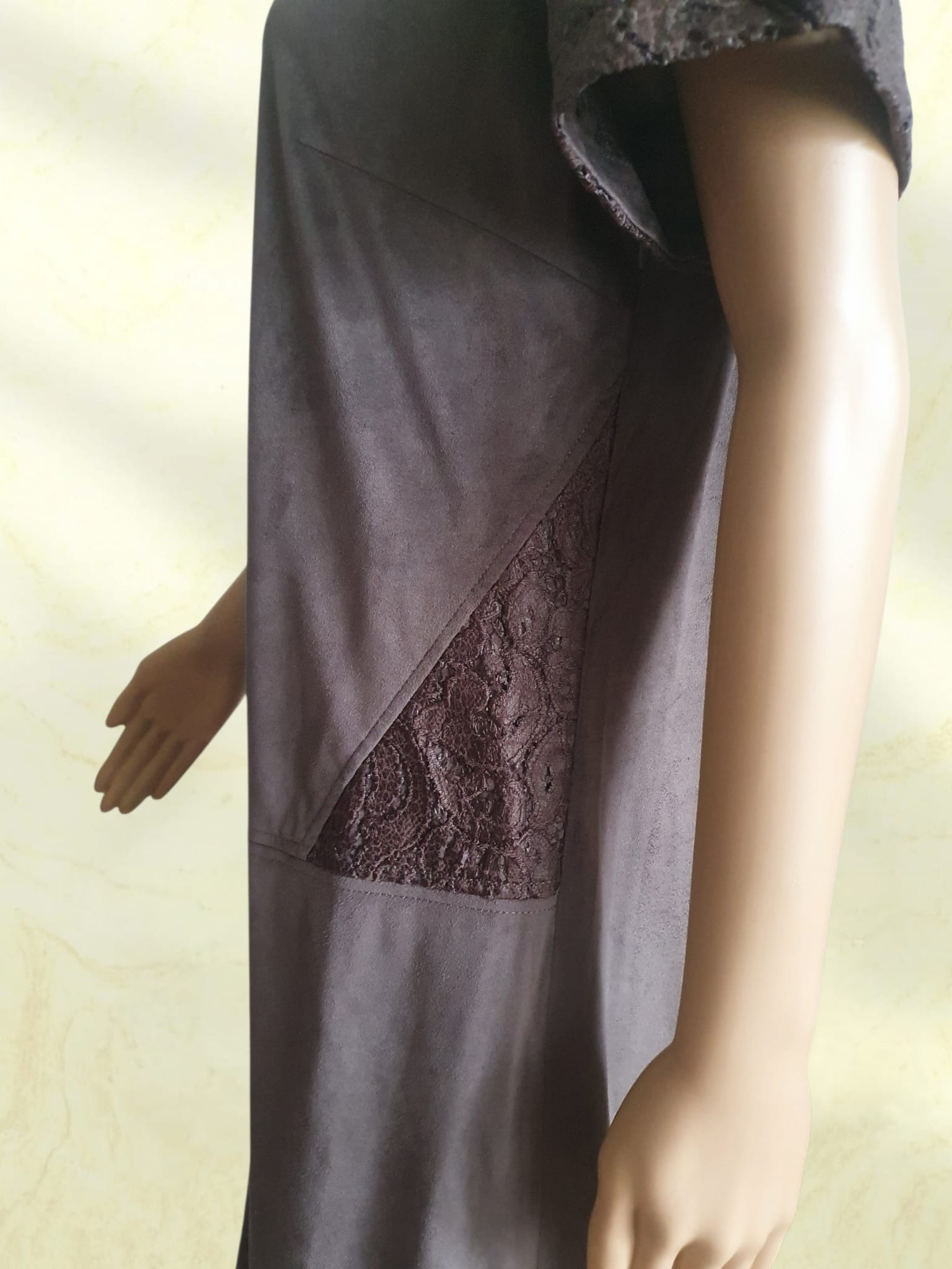 Robe d’Hiver Suédine et Dentelle Marron Châtaigne – Diane Laury T44