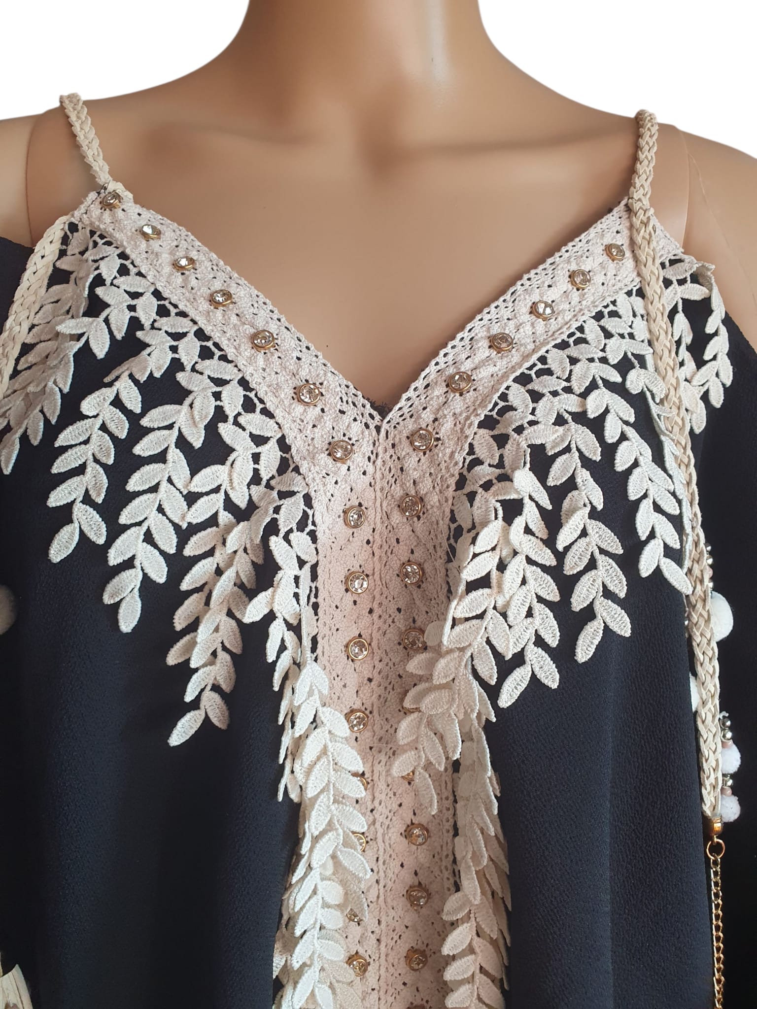 Tunique Bohème Chic Passion Lilly – Haut Noir Fluide avec Broderies Dentelle et Pompons – Taille 46/48