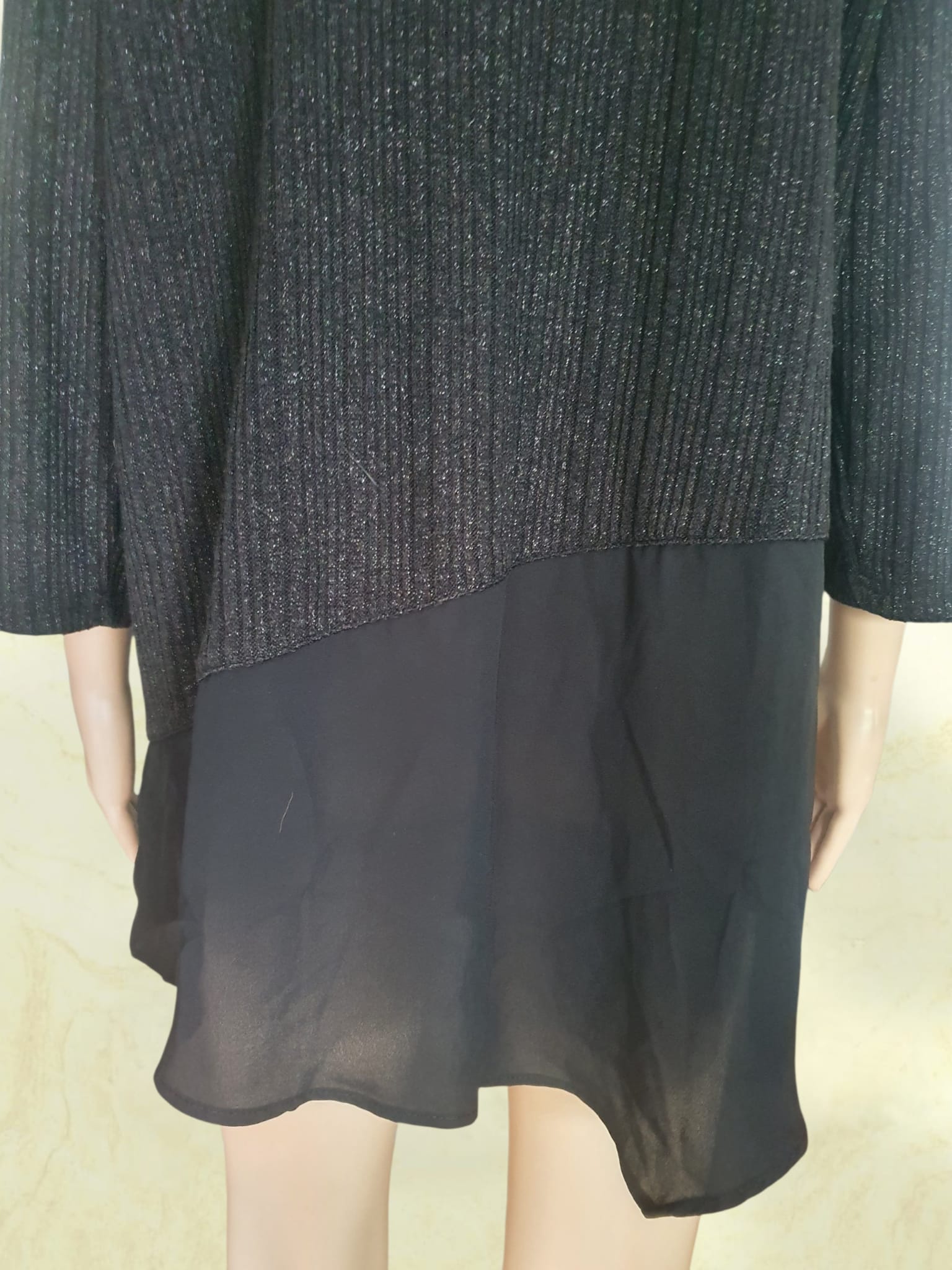 Pull Tunique Noir Scintillant – Coupe Asymétrique & Col Bénitier Chic T46