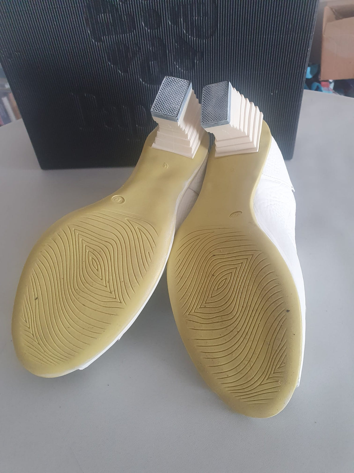 Sandales / Escarpins Originales en Cuir Blanc Papucei – Pointure 40