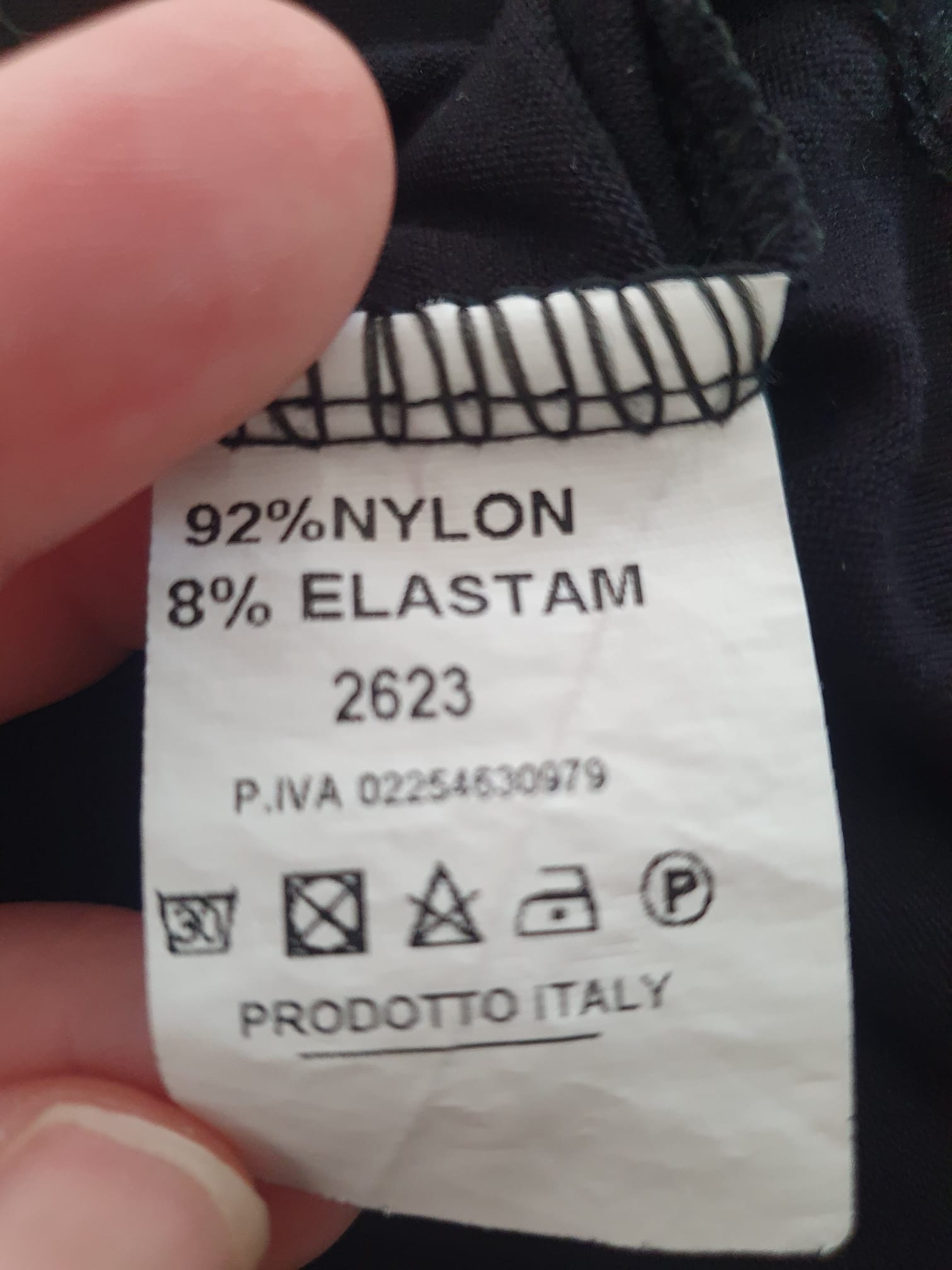 Robe Courte en Dentelle Noire – Élégance à l'Italienne & Dos Travaillé T34