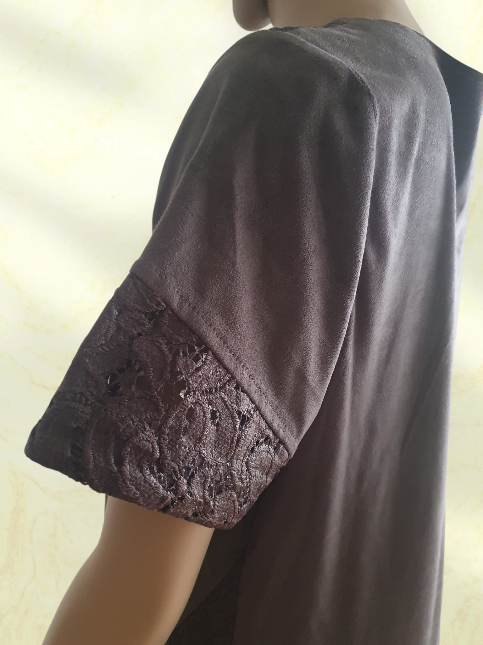 Robe d’Hiver Suédine et Dentelle Marron Châtaigne – Diane Laury T44
