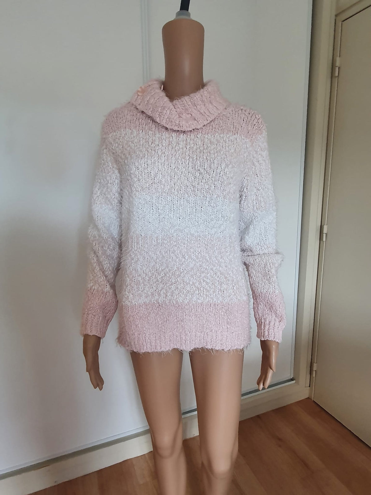 Pull Femme Doudou Rose et Blanc – Col Cheminée Moelleux et Tendance T40