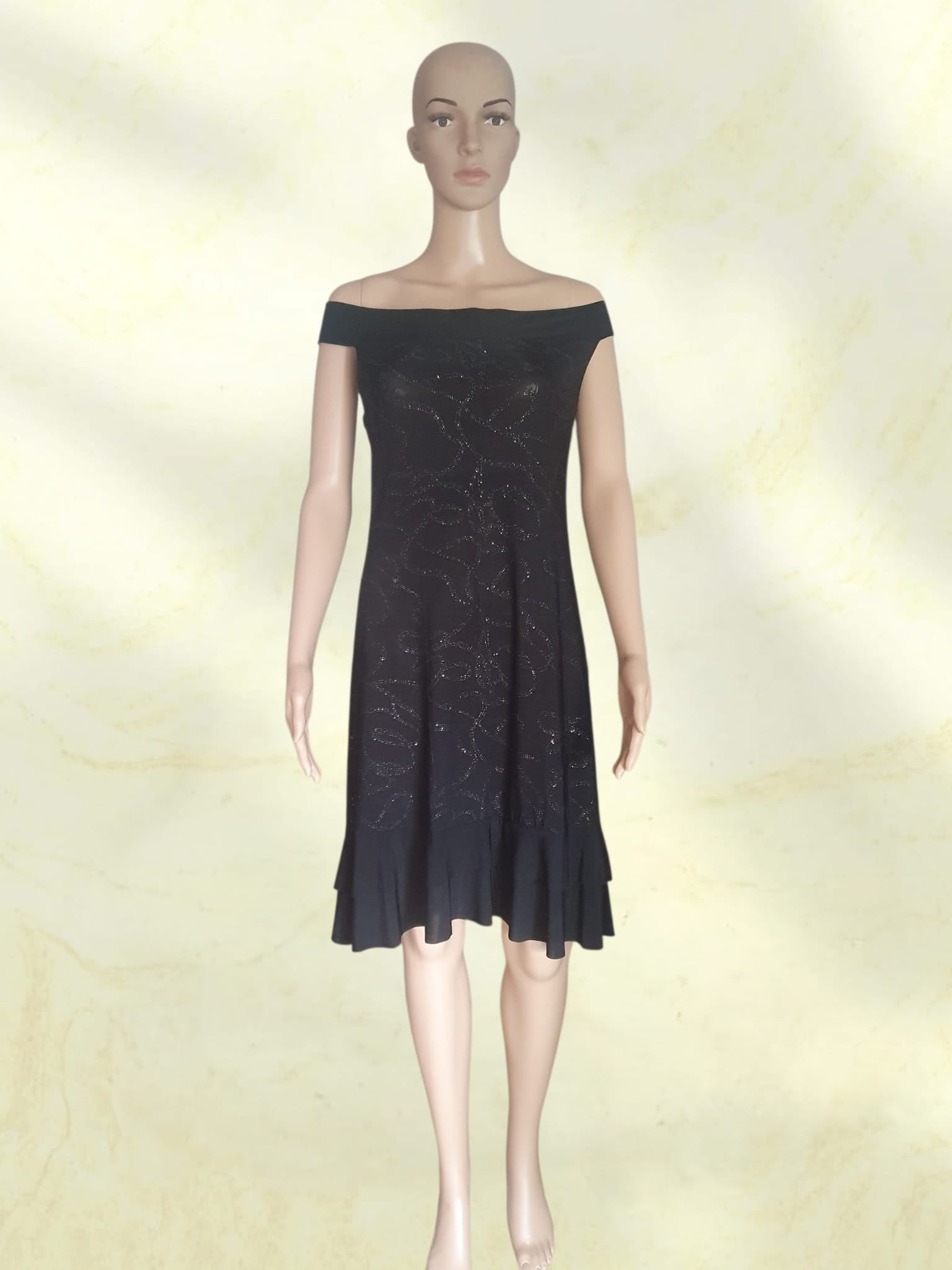 Robe de Soirée Noire Évasée à Épaules Dénudées – Motifs Pailletés et Volants T44