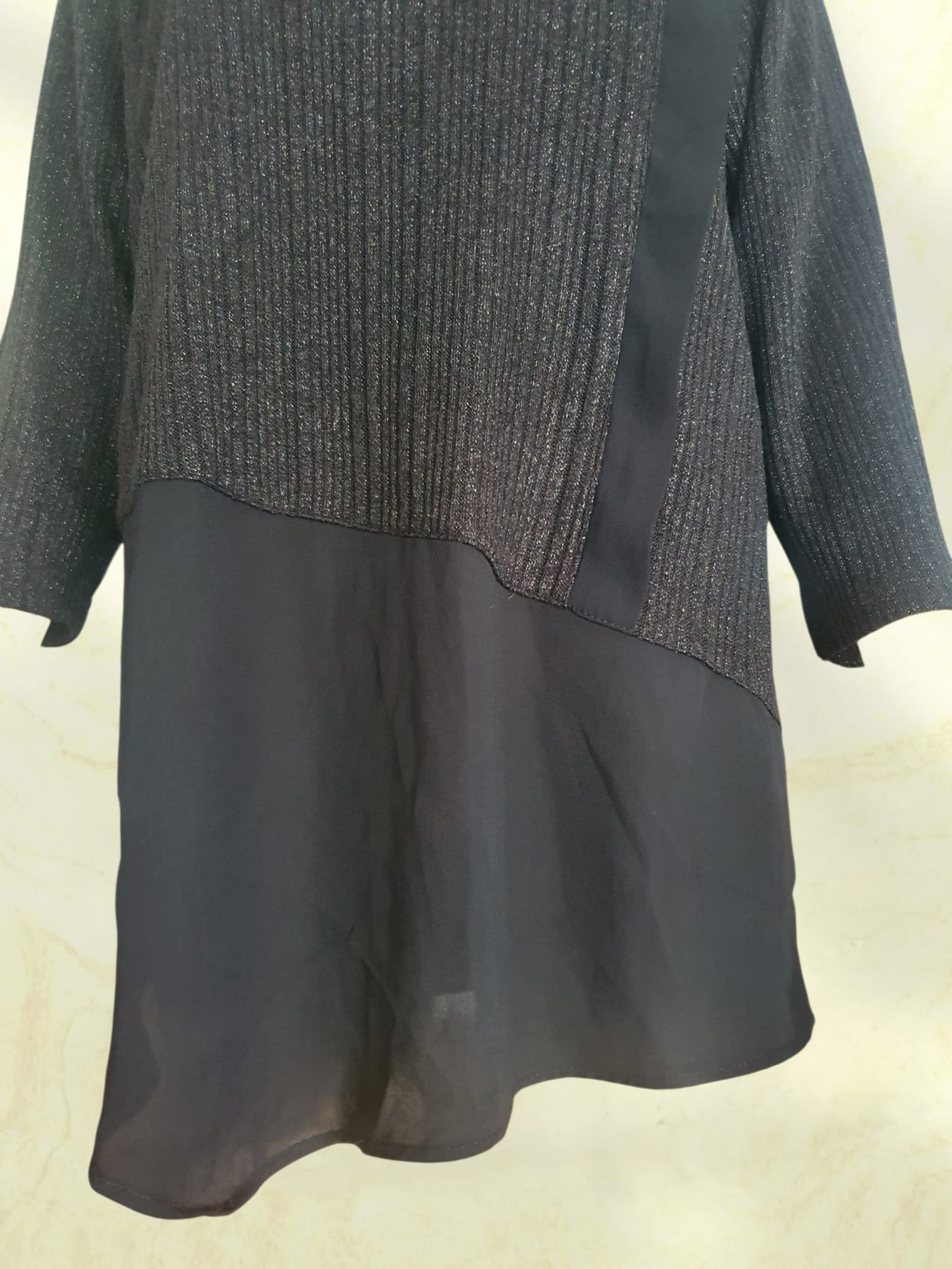 Pull Tunique Noir Scintillant – Coupe Asymétrique & Col Bénitier Chic T46