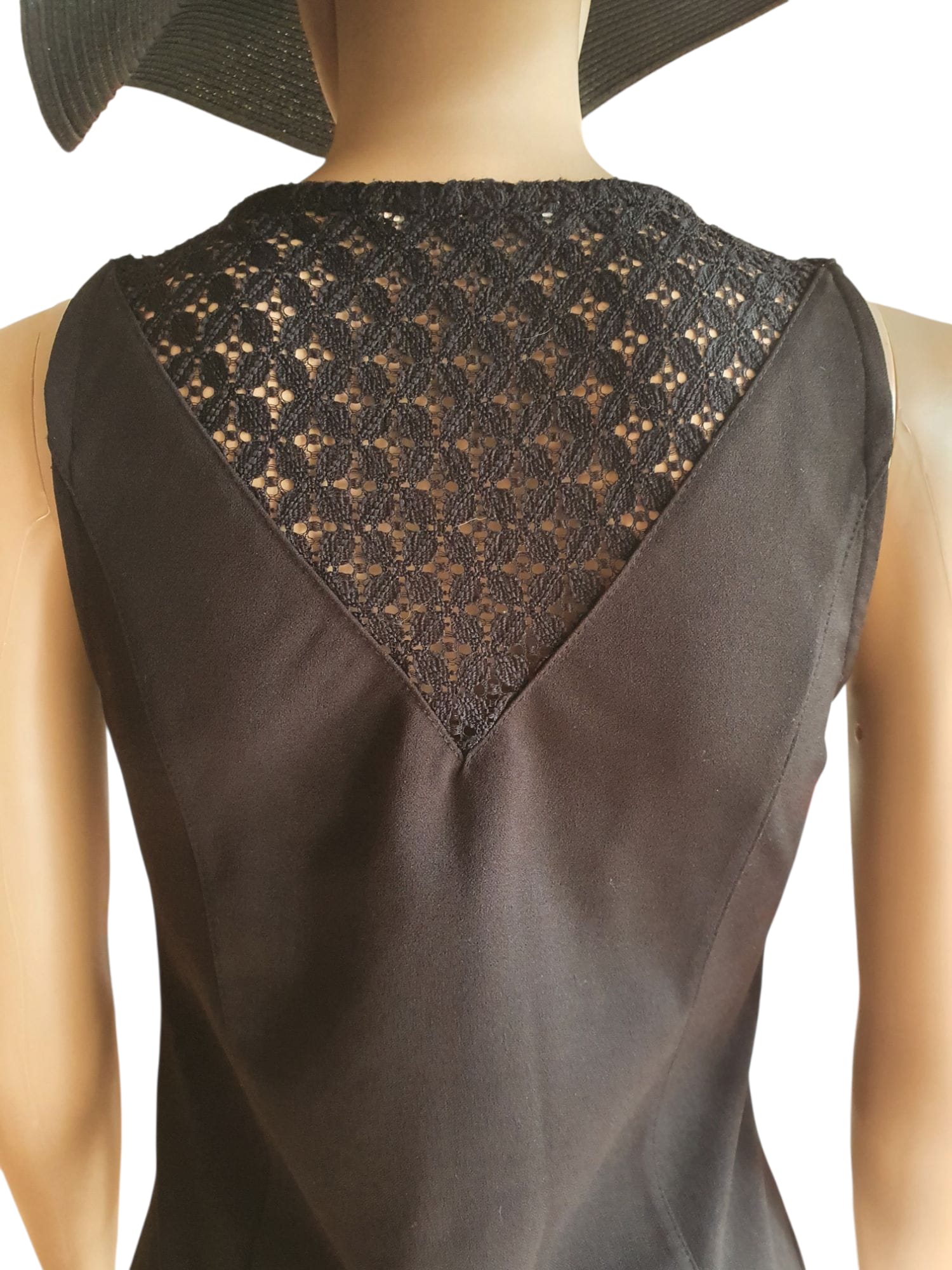 Élégante Petite Robe Noire - Détails Dentelle et Dos Travaillé T36