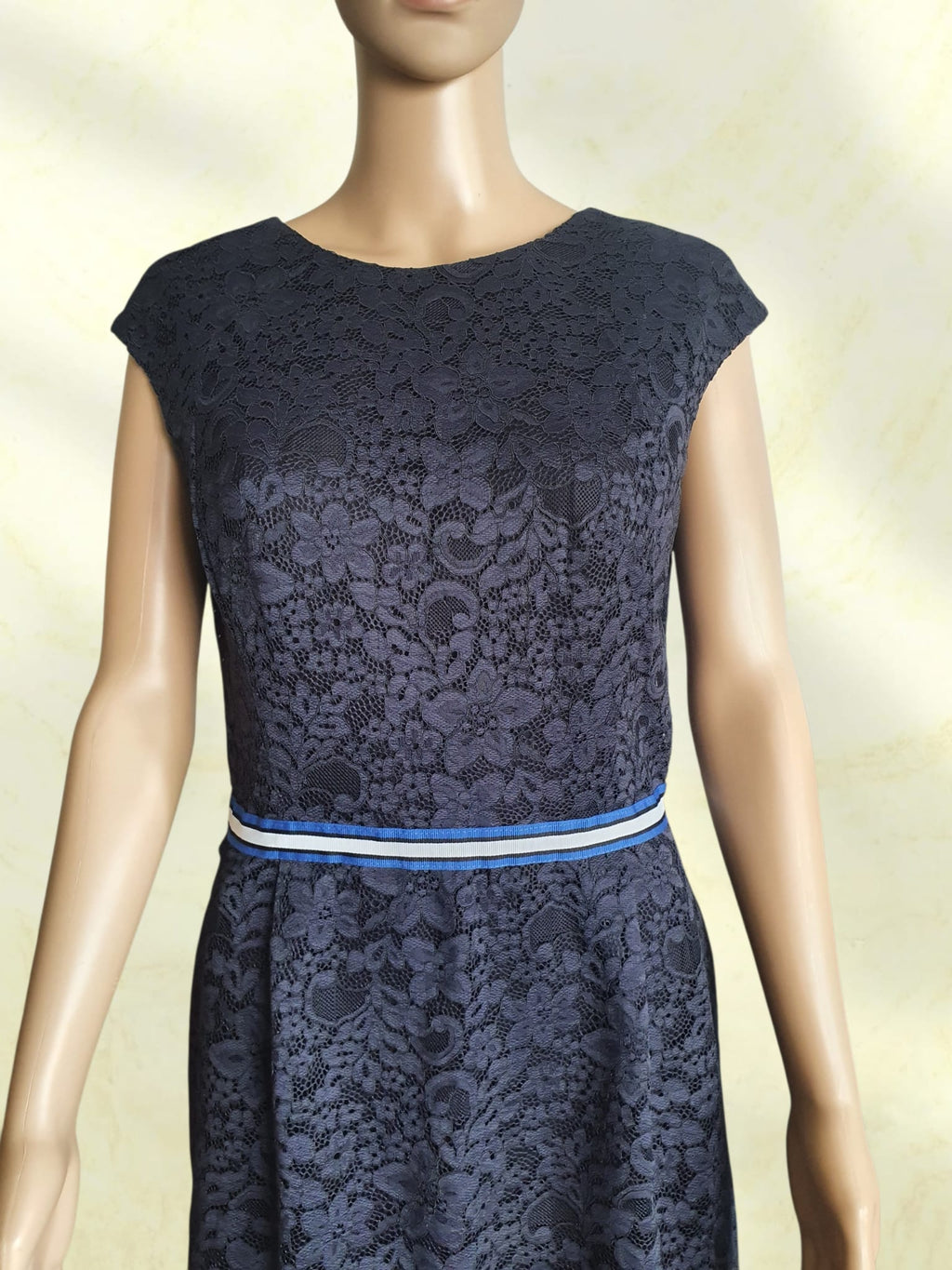 Robe Fourreau en Dentelle Bleu Marine KOOKAÏ – Chic & Cérémonie – Taille 38
