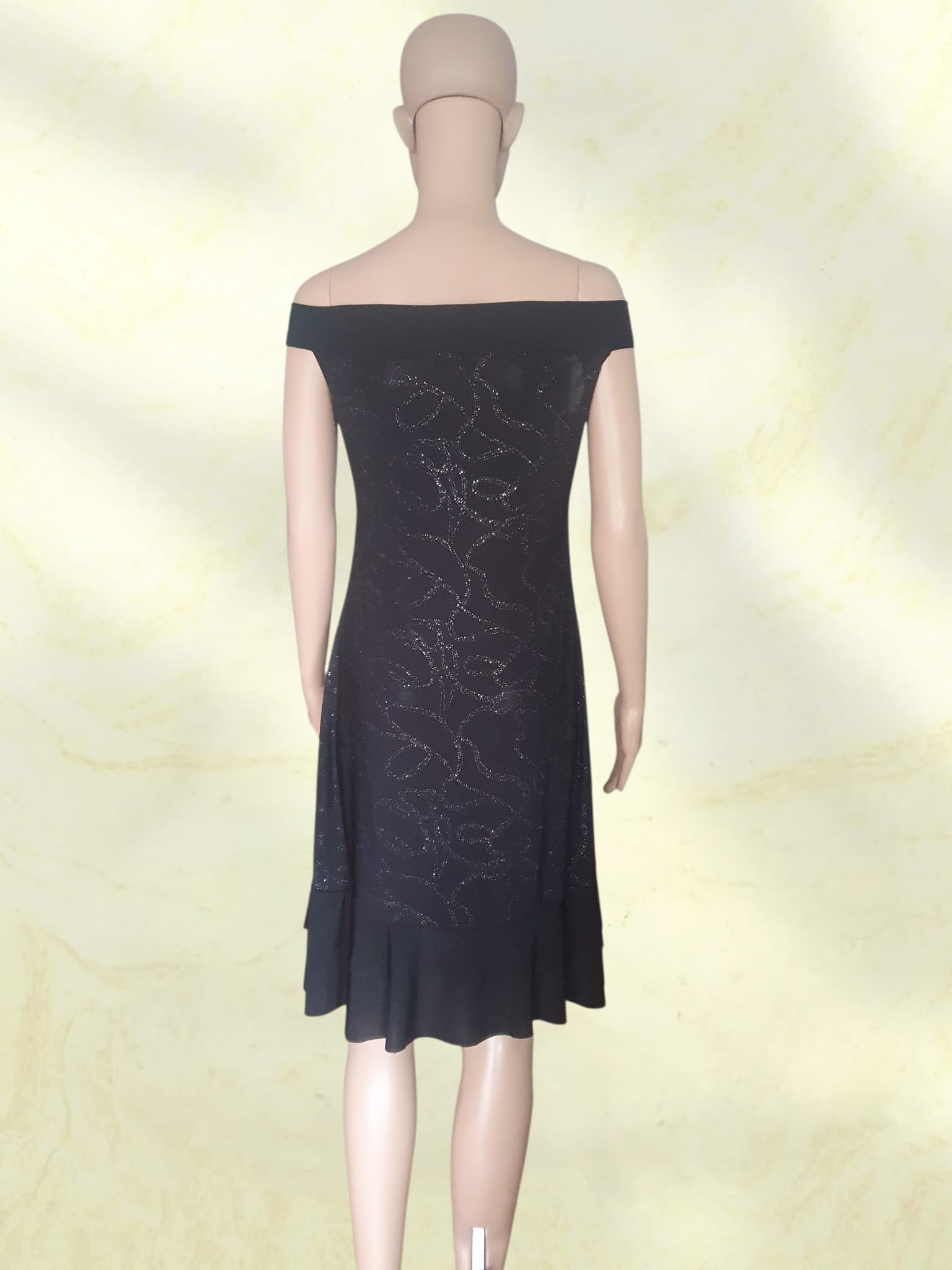 Robe de Soirée Noire Évasée à Épaules Dénudées – Motifs Pailletés et Volants T44
