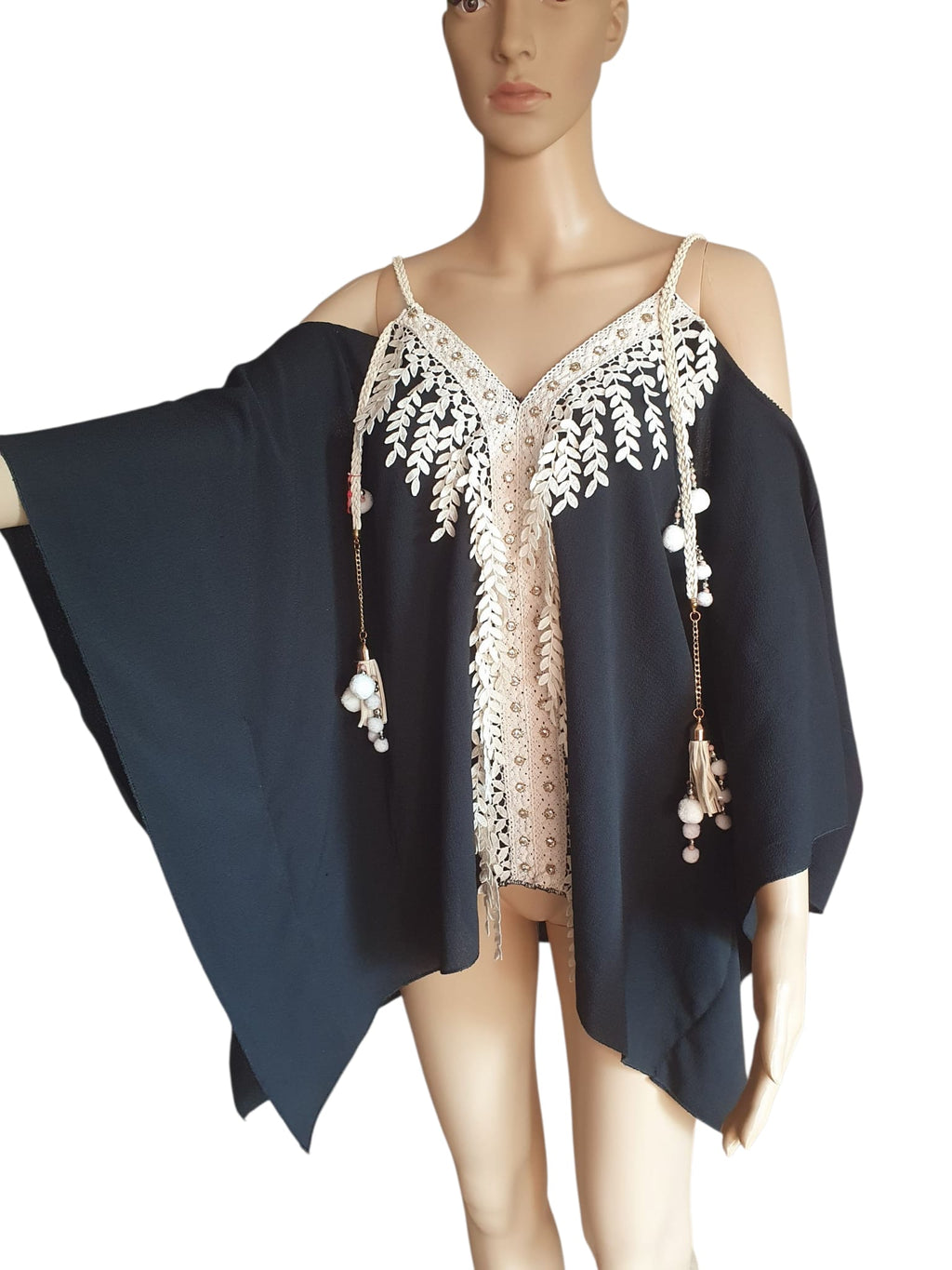 Tunique Bohème Chic Passion Lilly – Haut Noir Fluide avec Broderies Dentelle et Pompons – Taille 46/48
