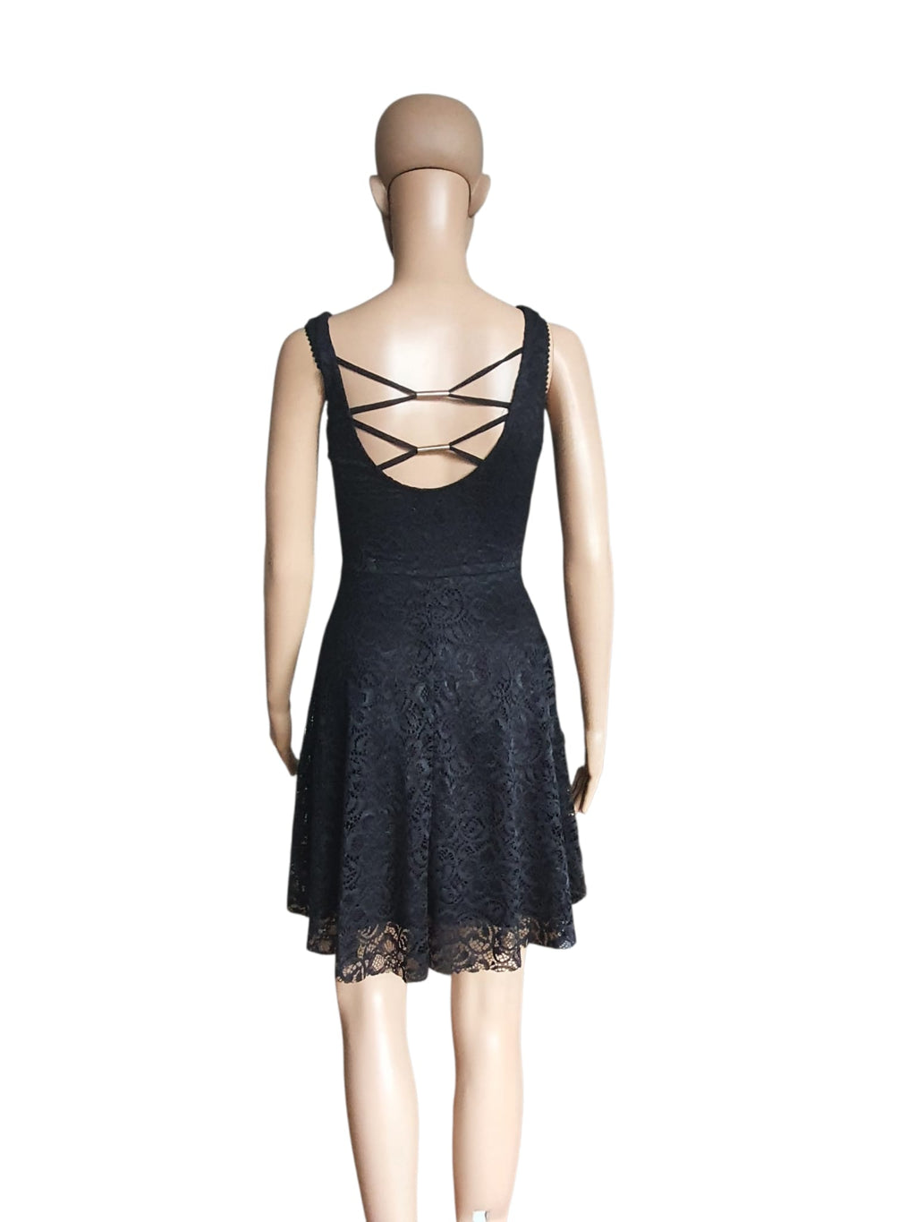 Robe Courte en Dentelle Noire – Élégance à l'Italienne & Dos Travaillé T34