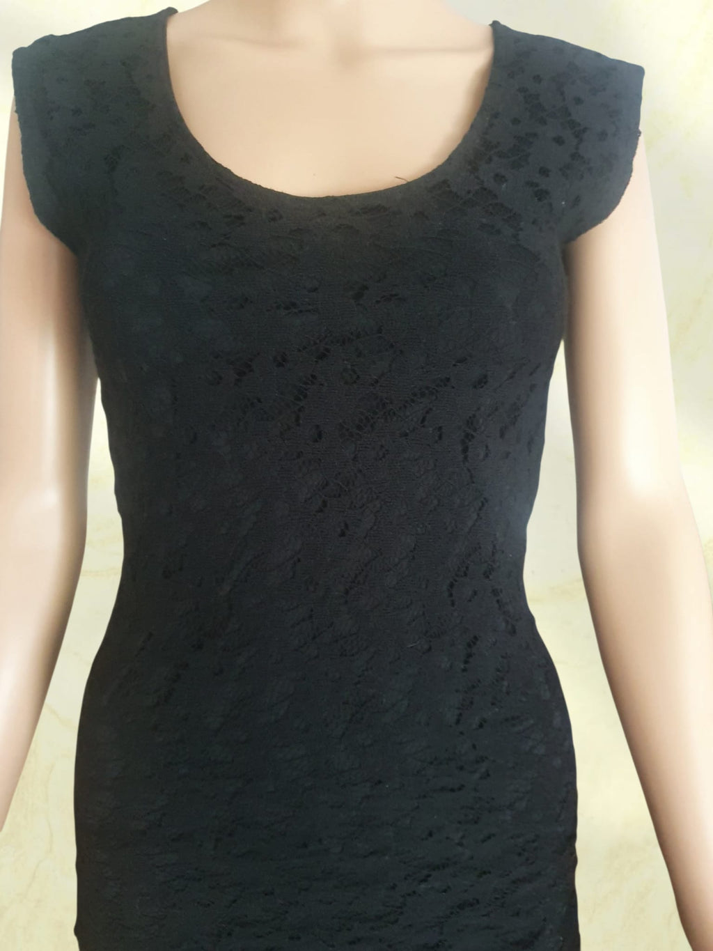 Petite Robe Noire en Dentelle Fleurie – Coupe Ajustée & Dos Échancré – T34