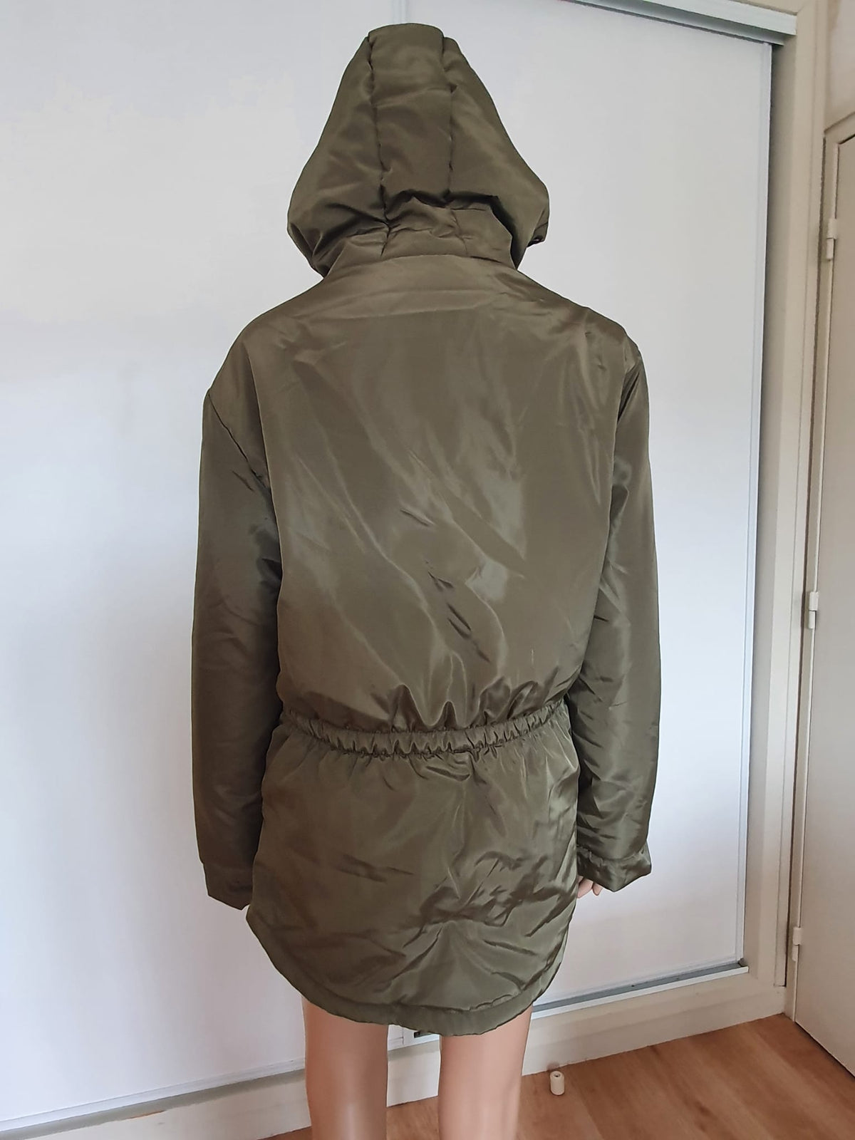 Parka Kaki à Capuche Fourrée – Le Manteau Chaud et Tendance de l'Hiver T40