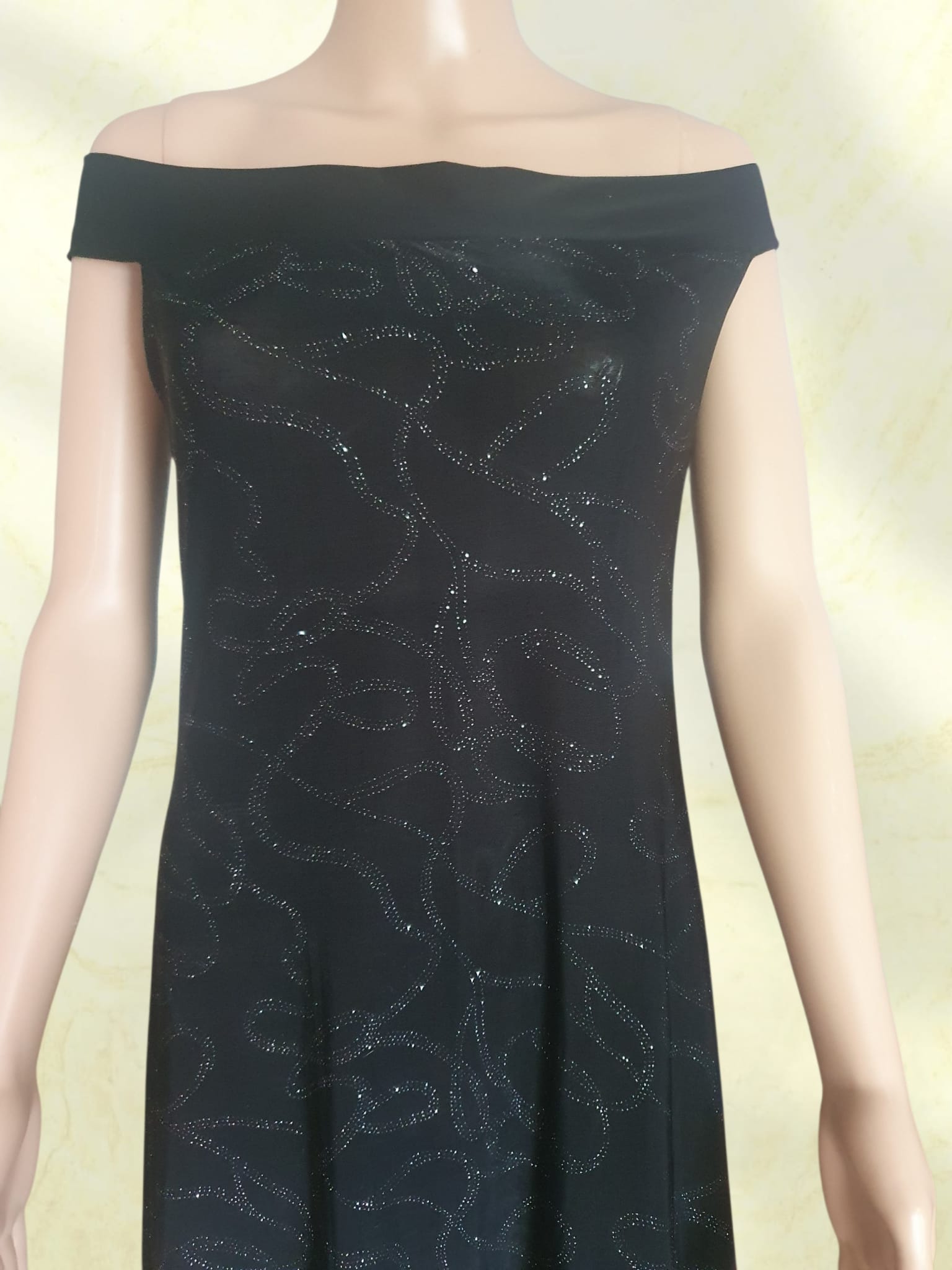 Robe de Soirée Noire Évasée à Épaules Dénudées – Motifs Pailletés et Volants T44