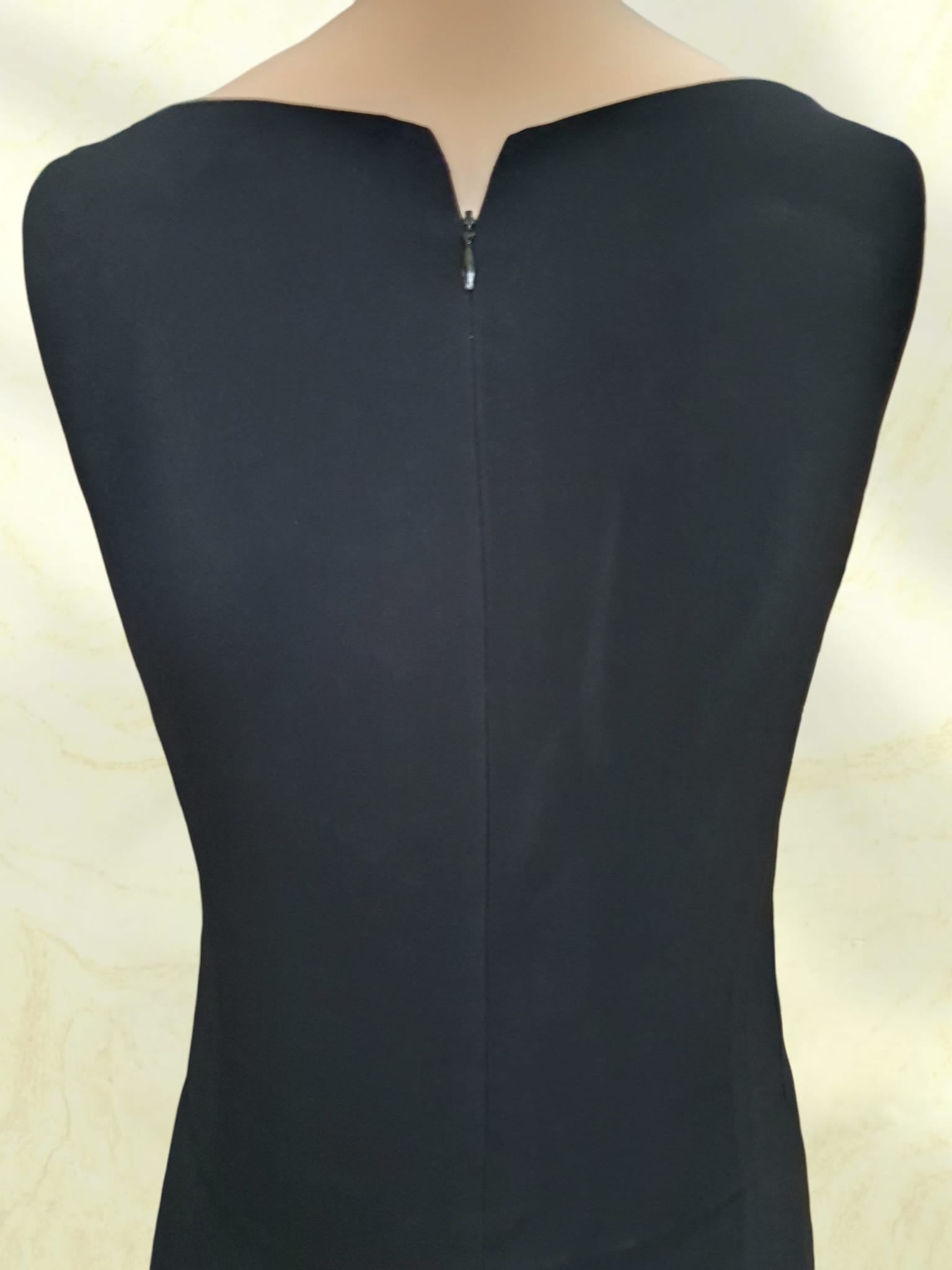✨ L’Indispensable : La Petite Robe Noire "Apostrophe" – Chic & Minimaliste T38