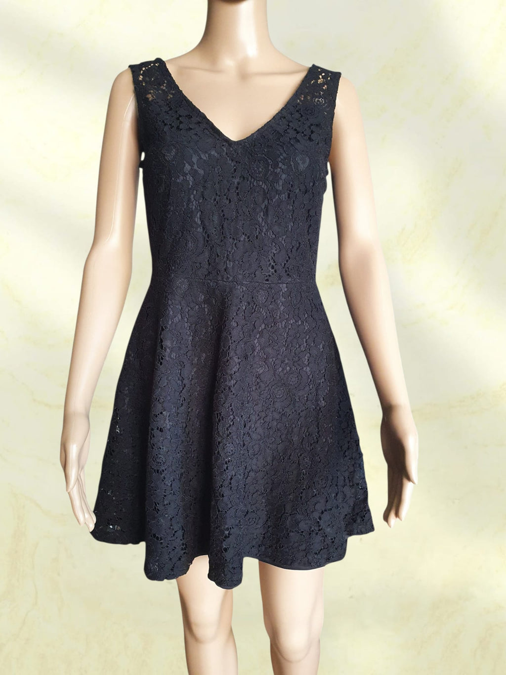 Petite Robe Noire en Dentelle Florale - Coupe Patineuse Chic T36