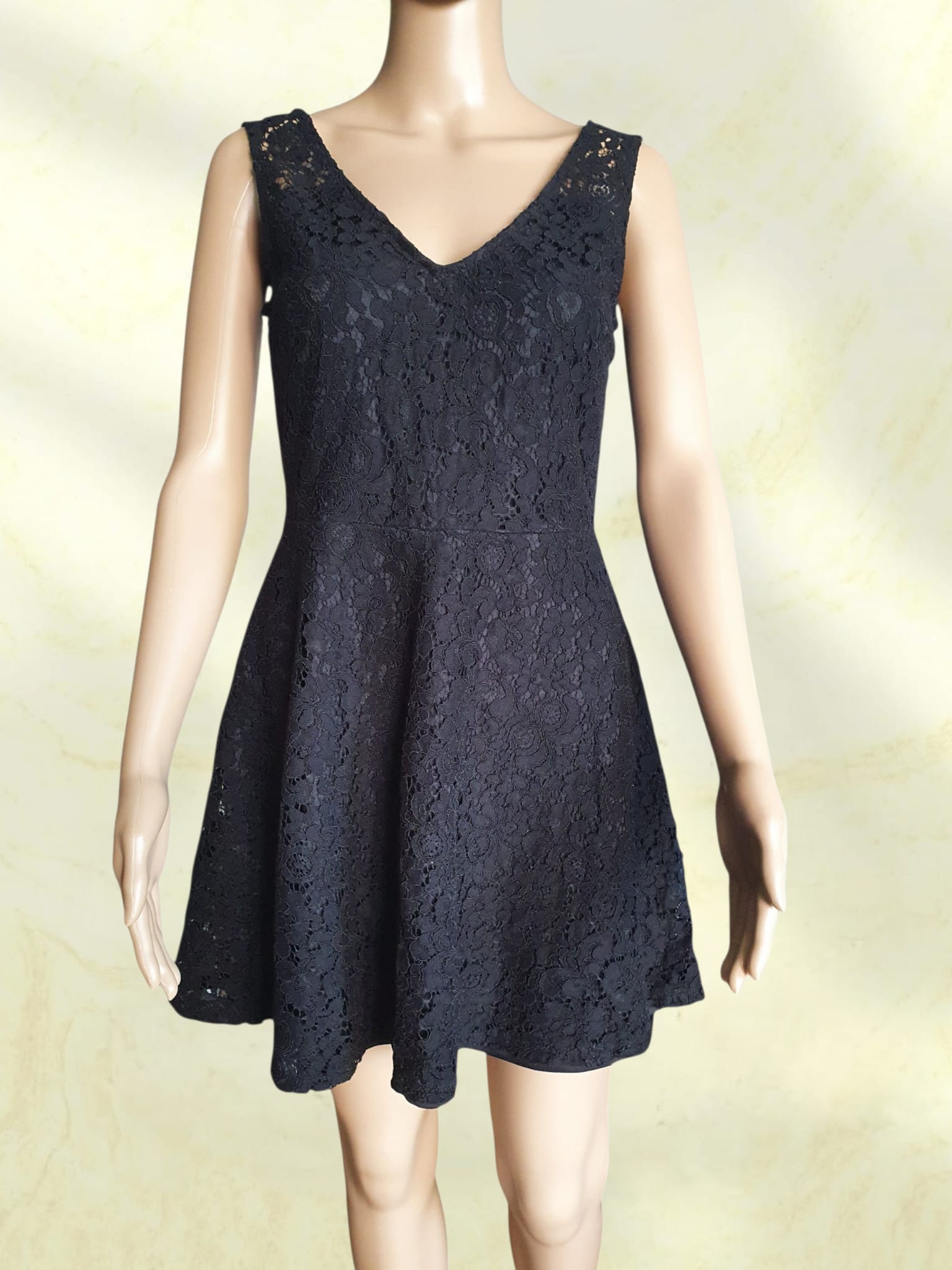 Petite Robe Noire en Dentelle Florale - Coupe Patineuse Chic T36