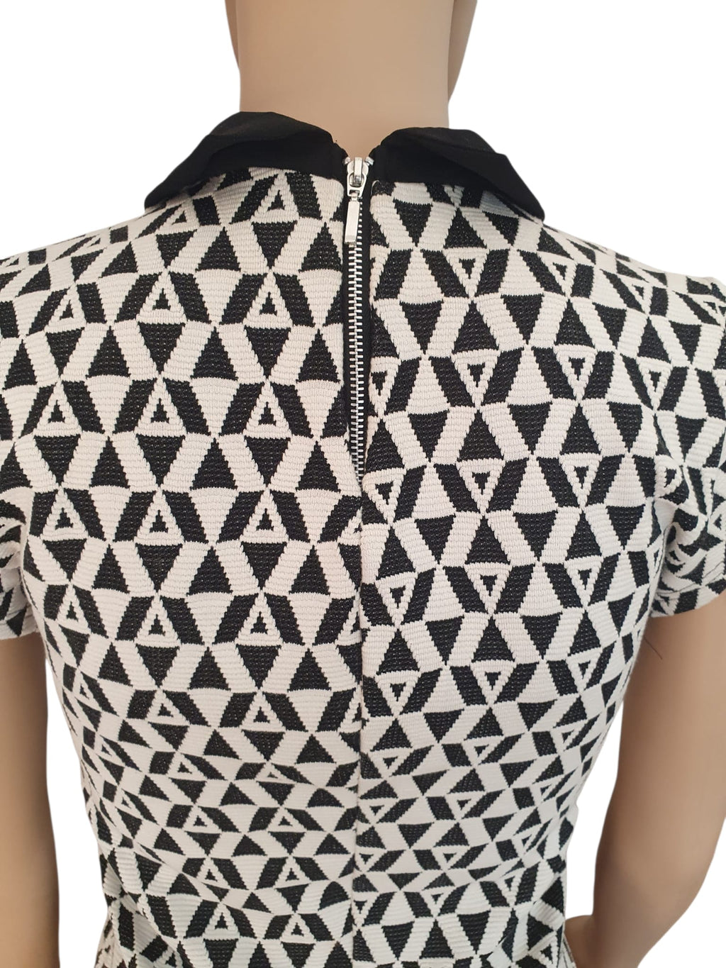 Robe Courte Graphique Noire et Blanche - Style Rétro Chic | Mim Taille S