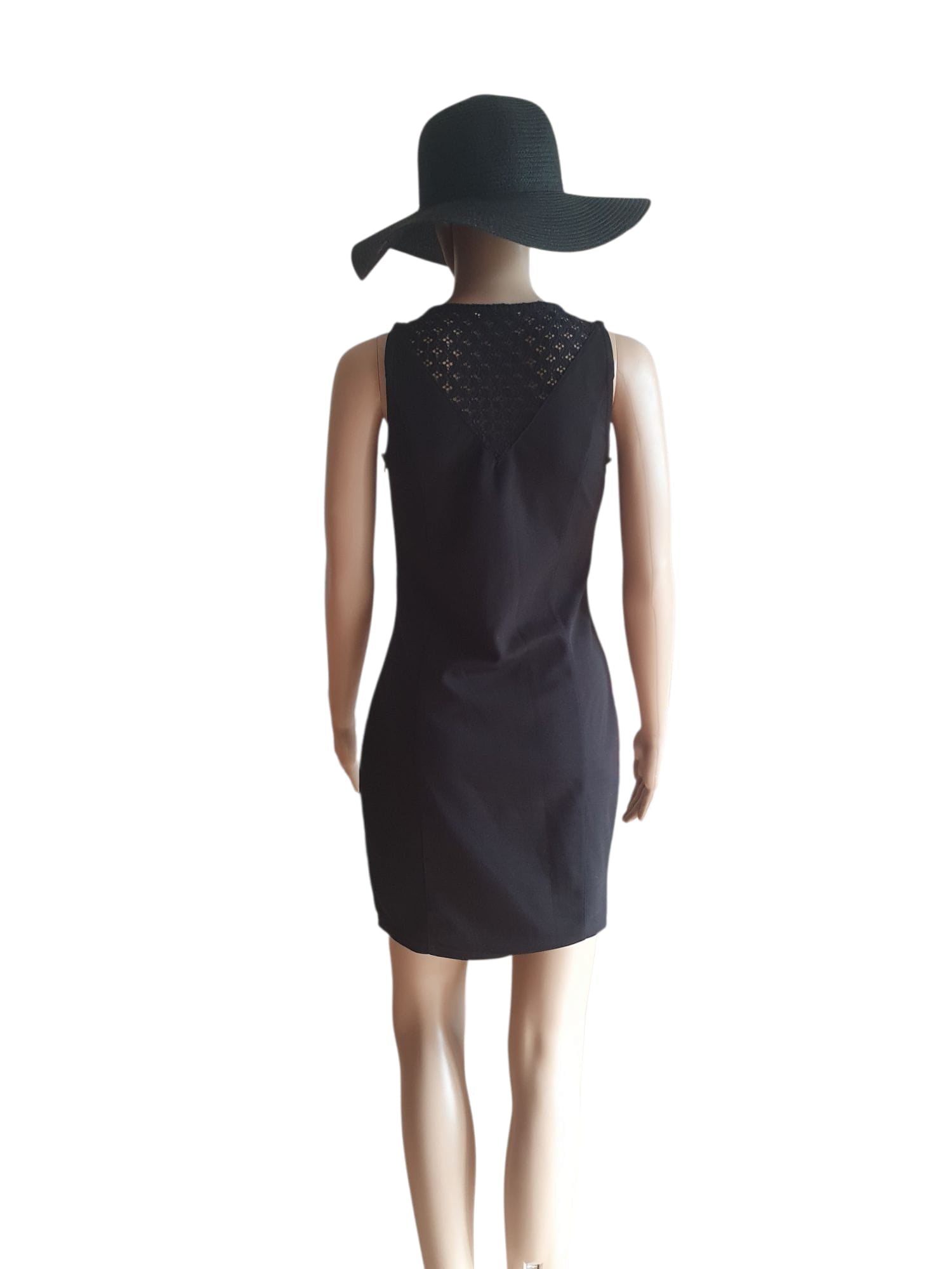Élégante Petite Robe Noire - Détails Dentelle et Dos Travaillé T36