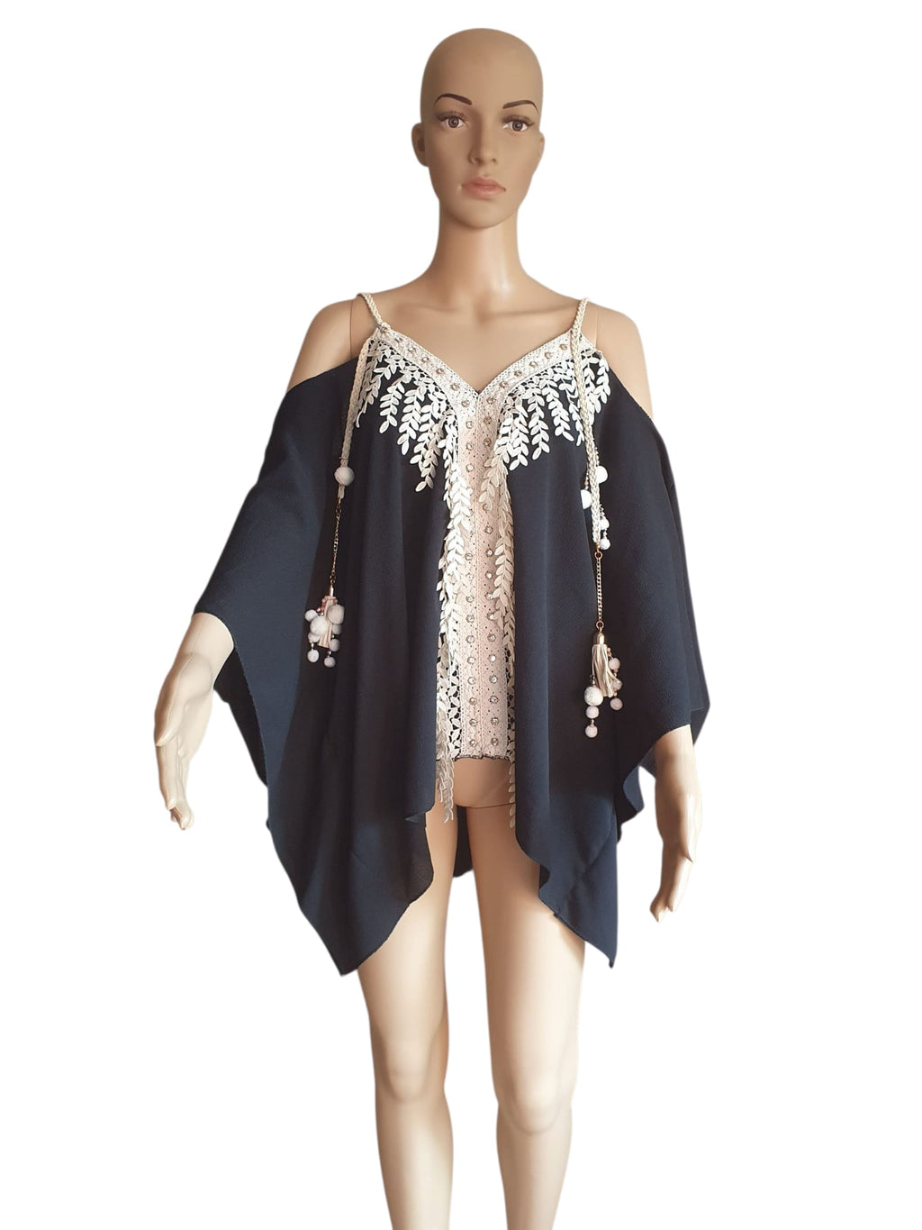 Tunique Bohème Chic Passion Lilly – Haut Noir Fluide avec Broderies Dentelle et Pompons – Taille 46/48