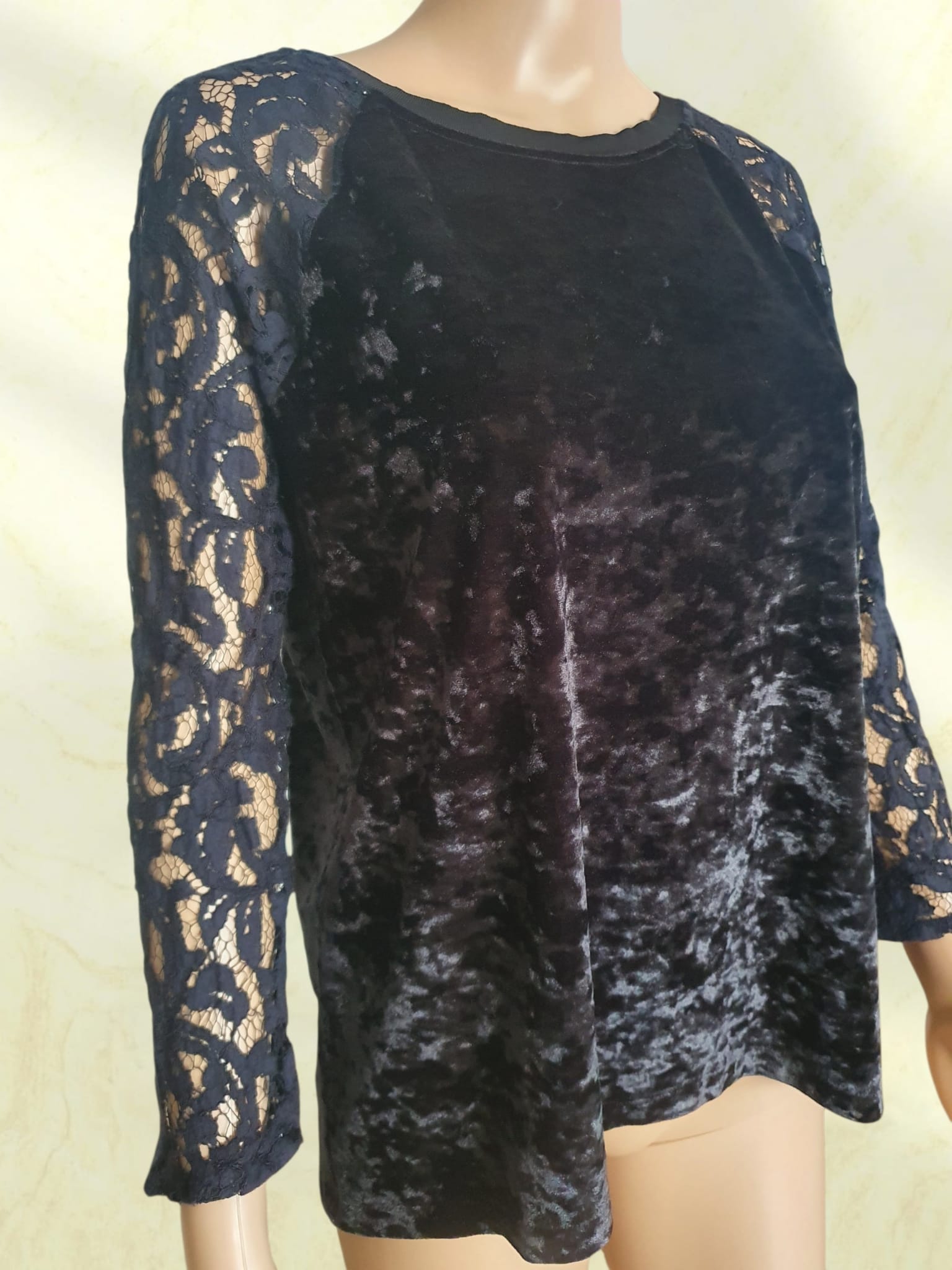 Haut Chic Noir Bi-Matière : Velours Froissé et Manches en Dentelle Florale - One Step - Taille 38
