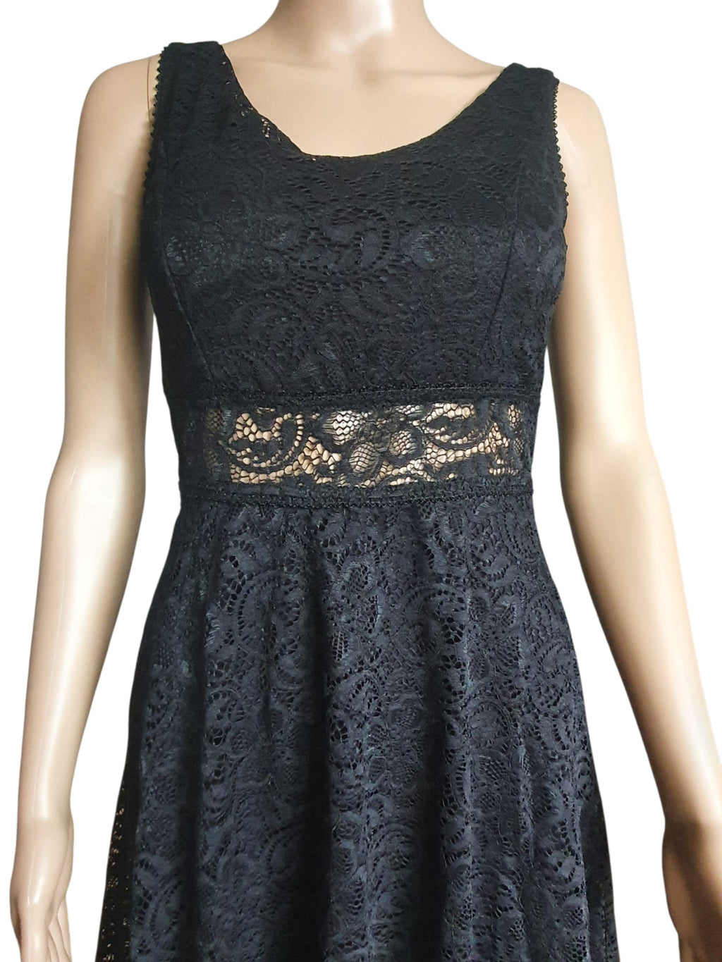Robe Courte en Dentelle Noire – Élégance à l'Italienne & Dos Travaillé T34